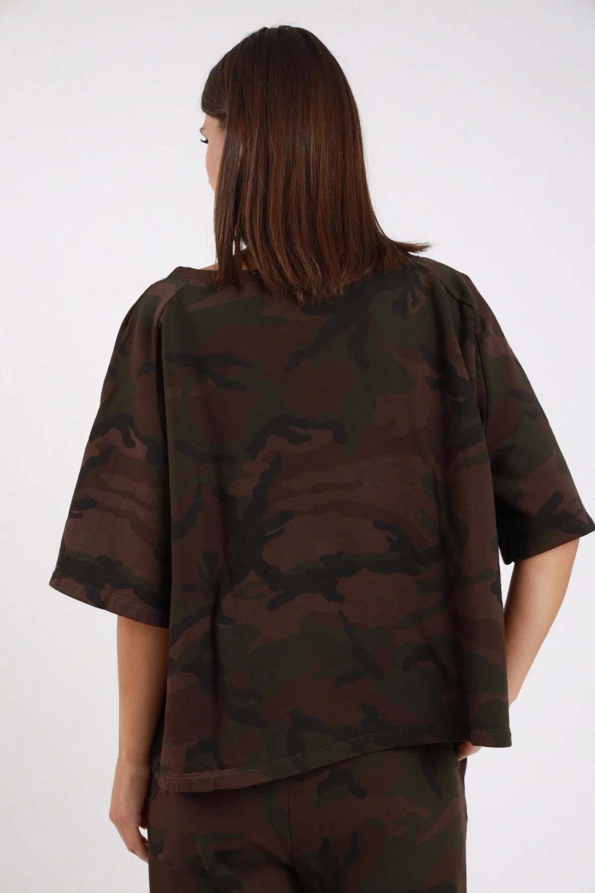 Top Over Mimetico camouflage marrone cioccolato nero sfumato 95% cotone posteriore silhouette boxy oversize ampia manica corta kimono - modella busto posteriore posa statica capelli castani lisci sfondo bianco pantalone ovetto mimetico coordinato