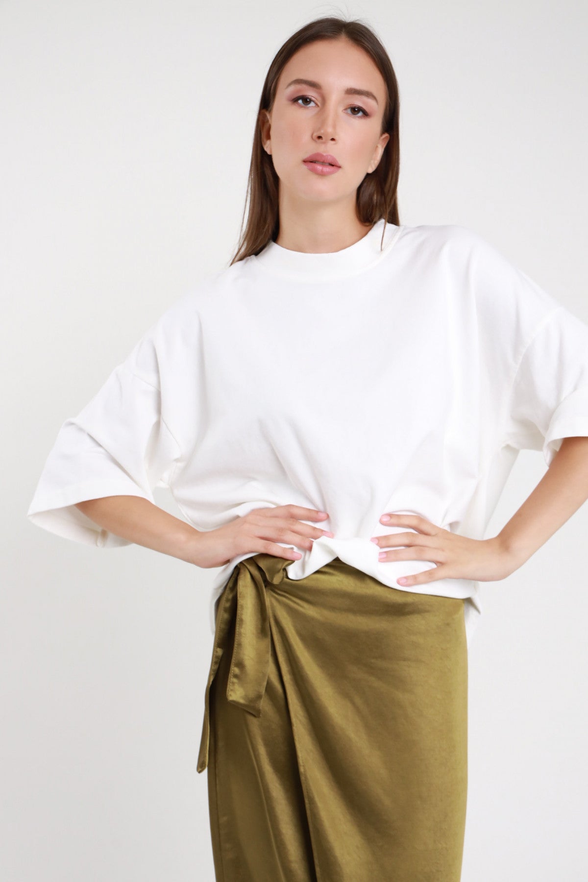 T-shirt garzata oversize donna bianca Susy Mix – vista frontale con gonna verde