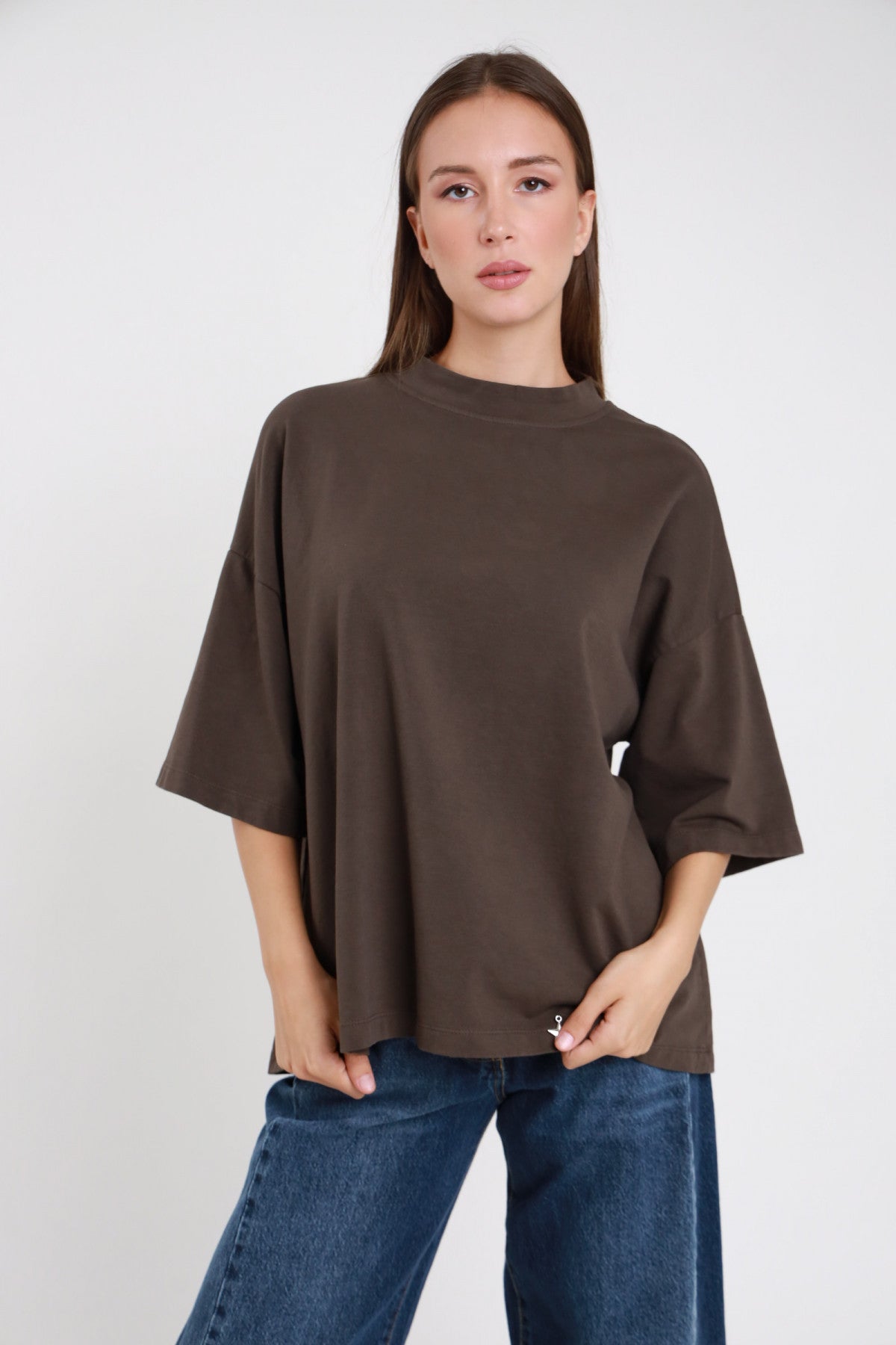 T-shirt garzata oversize donna marrone Susy Mix – vista frontale con jeans
