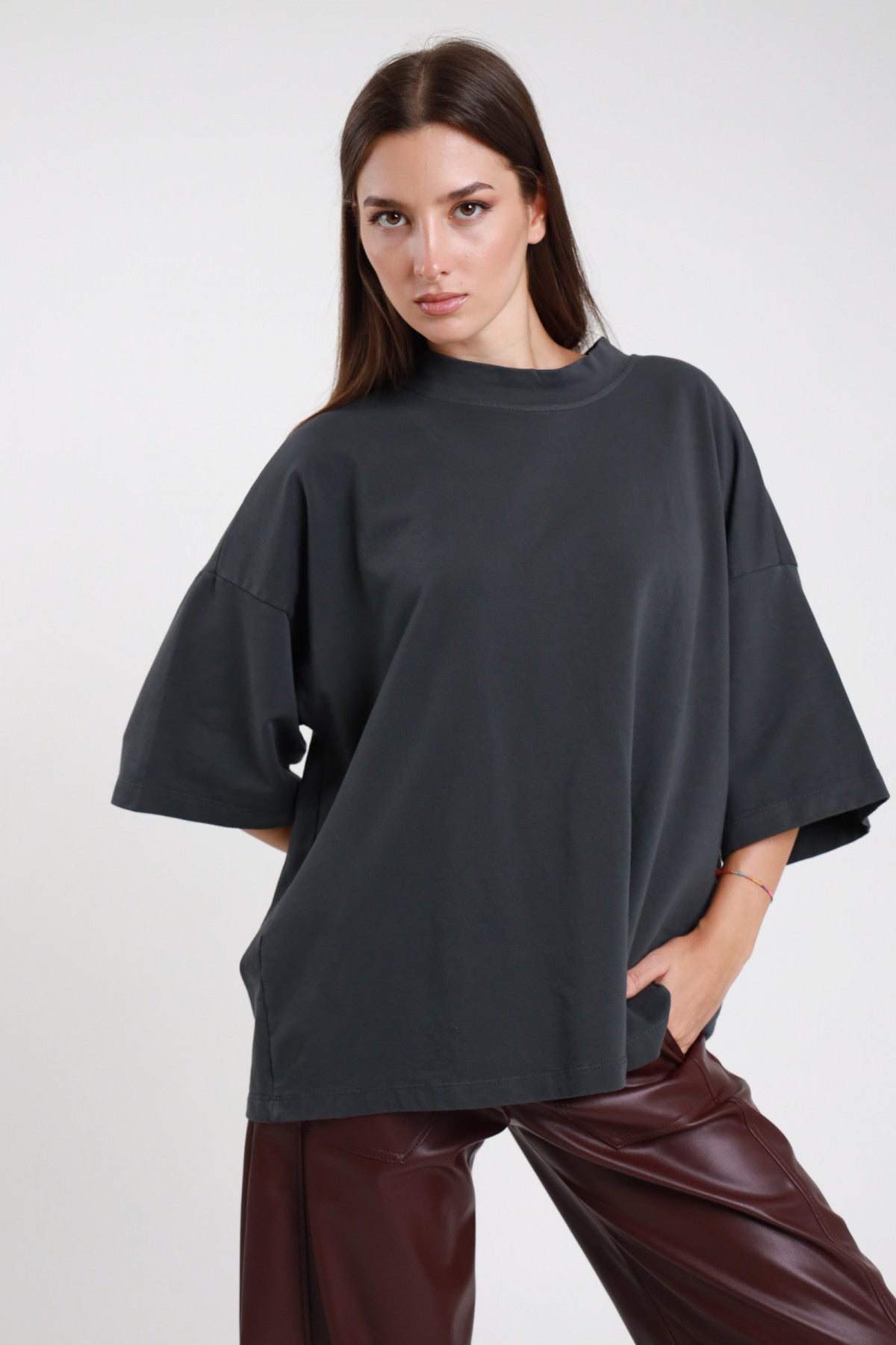 T-shirt garzata oversize donna antracite Susy Mix – vista frontale con pantaloni in pelle