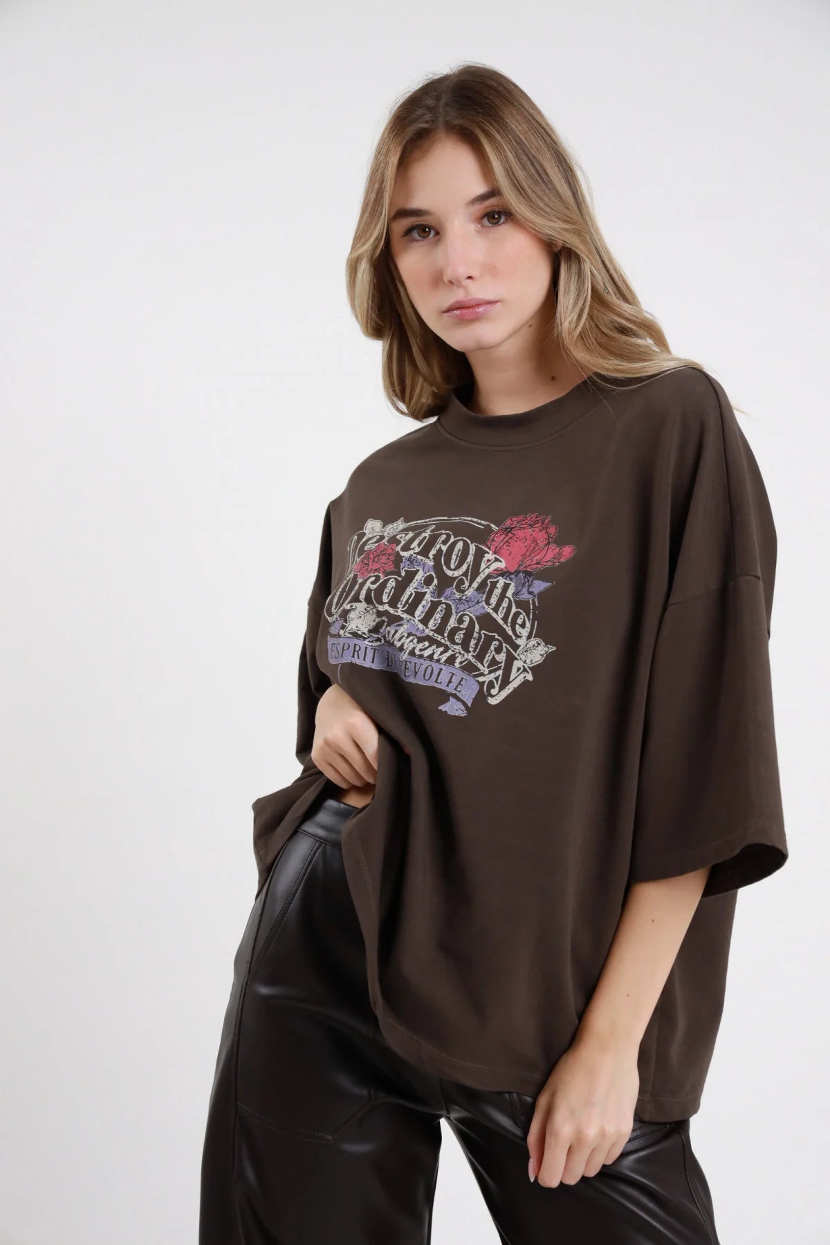 T-shirt felpa stampata Susy Mix Pre-Fall grigio antracite lavagna 95% cotone 5% elastan stampa frontale Destroy the Ordinary Esprit de Revolte rose rosse rosa gotiche girocollo drop manica 3/4 boxy silhouette oversize larga lunga frontale busto mani fianchi sguardo frontale - modella busto frontale mani fianchi capelli scuri lisci sfondo bianco pantaloni grigio a righe abbinati