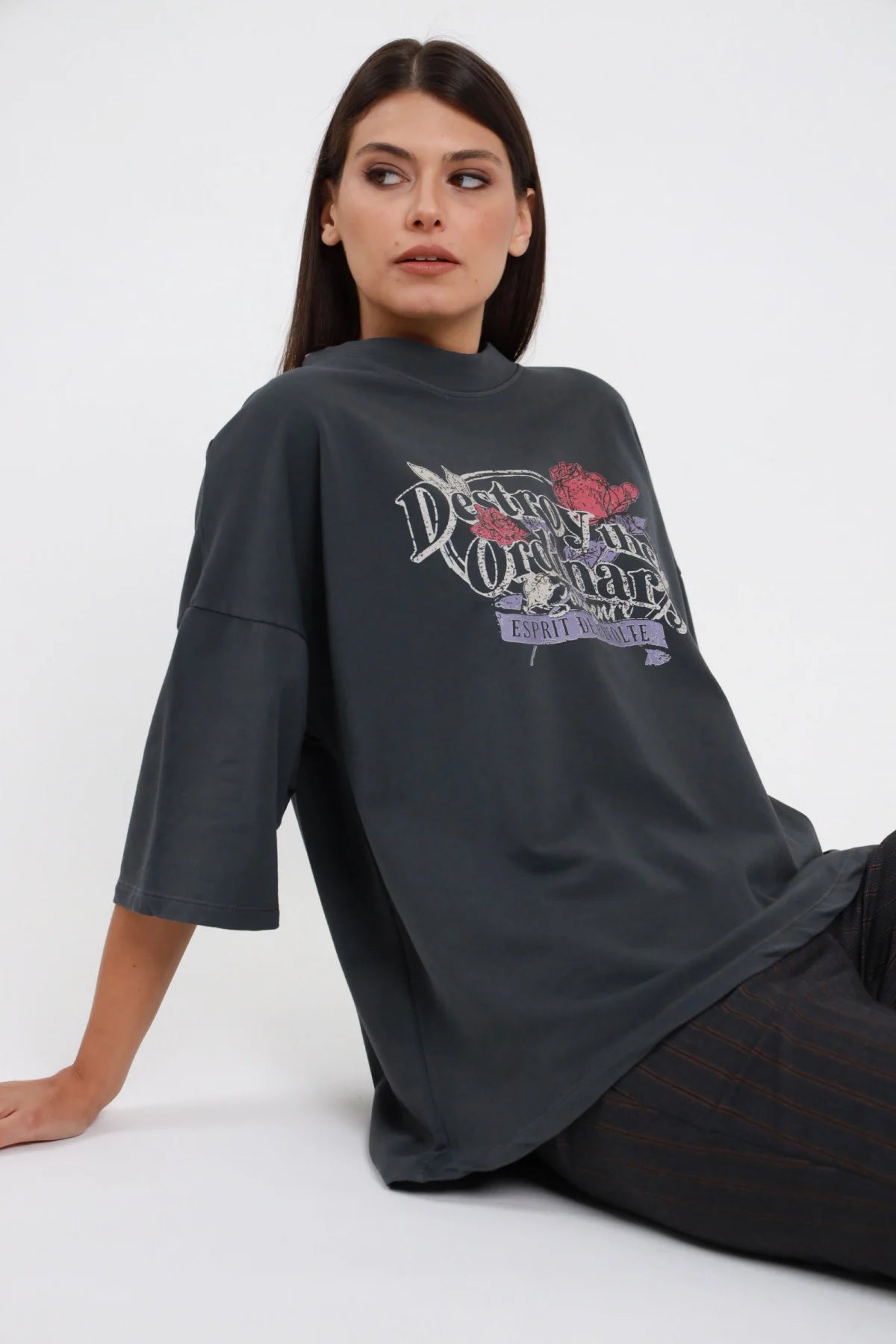 T-shirt felpa stampata Susy Mix Pre-Fall grigio antracite retro liscio senza stampa manica 3/4 boxy silhouette oversize larga lunga posteriore intera - modella posteriore intera capelli scuri lisci sfondo bianco retro liscio dettaglio pantaloni grigio abbinati