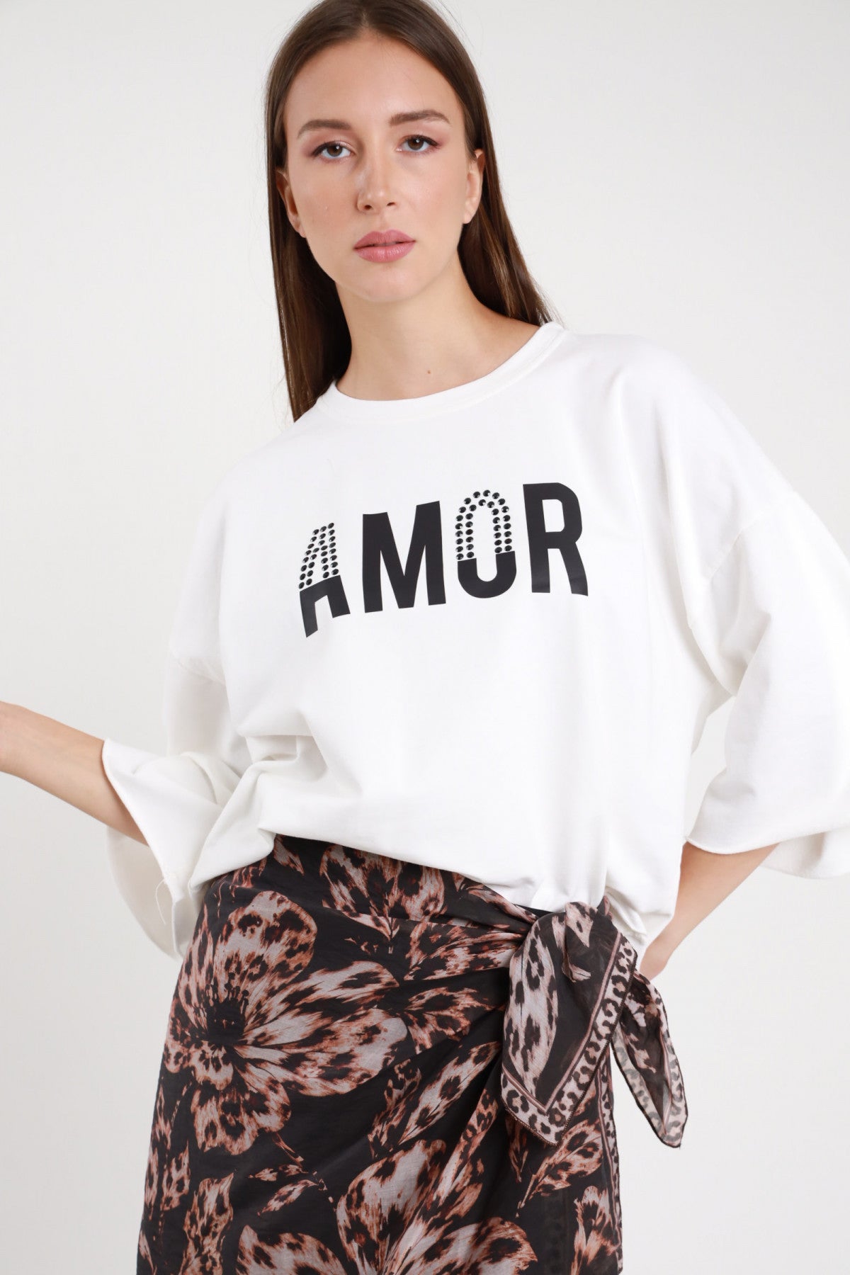 T-shirt Amor oversize bianca scritta strass maniche pipistrello donna Susy Mix Pre-Fall - primo piano busto