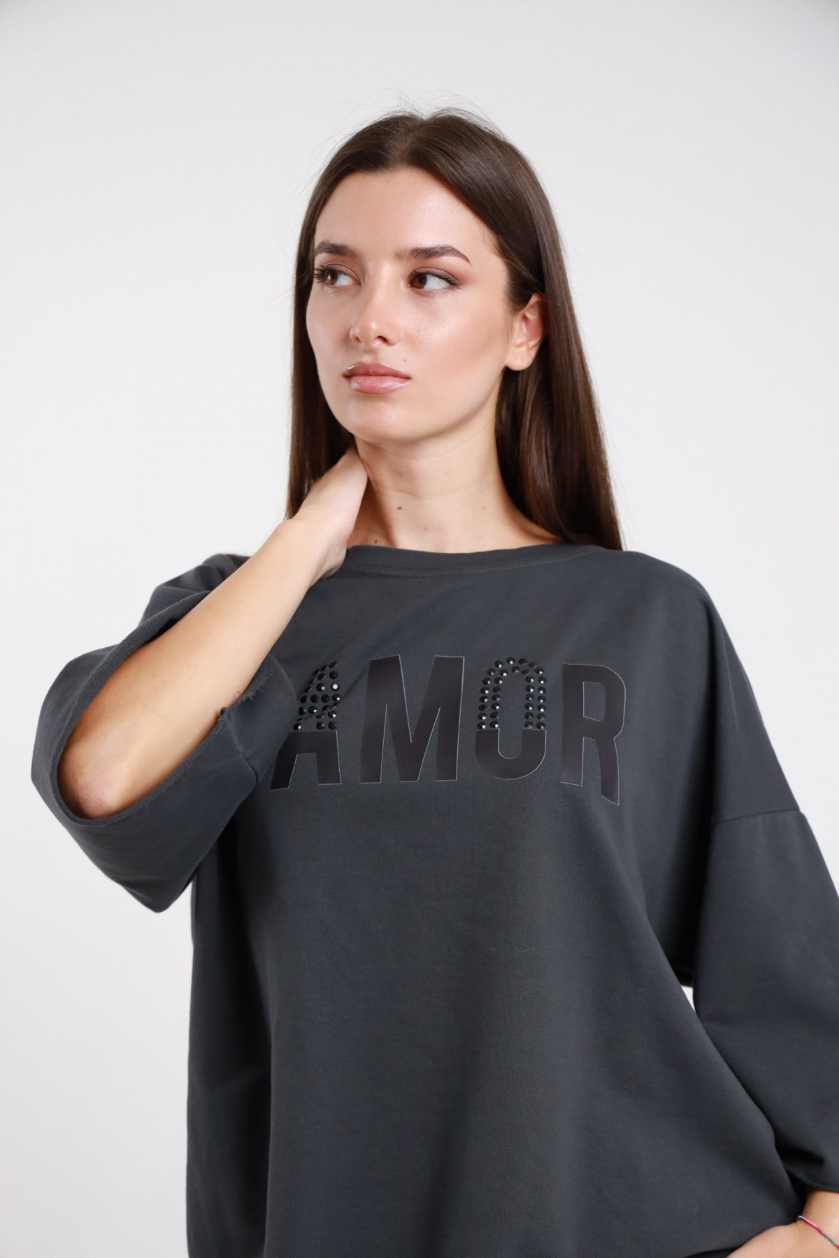 T-shirt Amor oversize antracite scritta strass maniche pipistrello donna Susy Mix Pre-Fall - primo piano busto