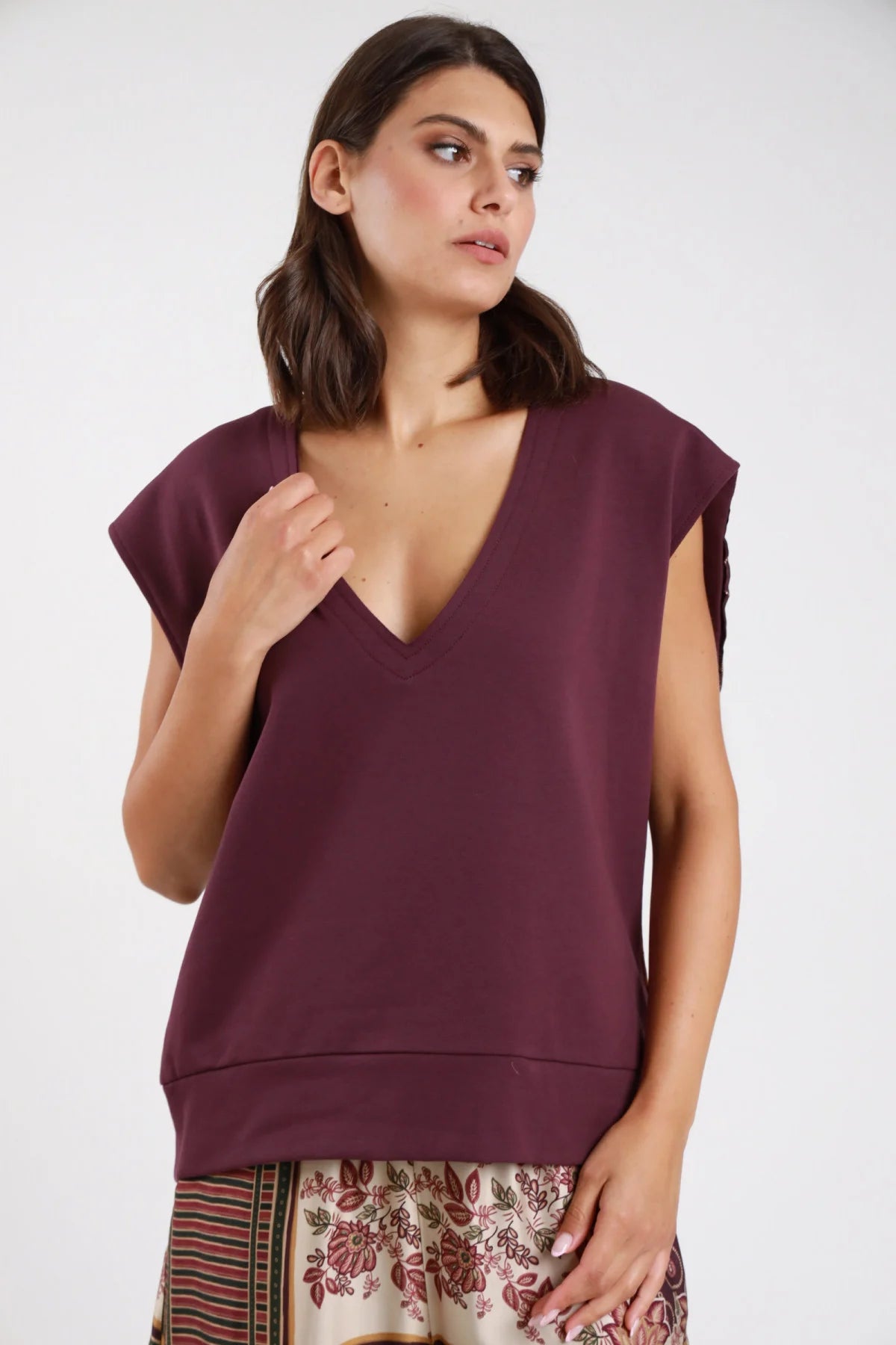 Top smanicato felpa bordeaux scollo V - modella vista frontale con pantalone palazzo fantasia foulard