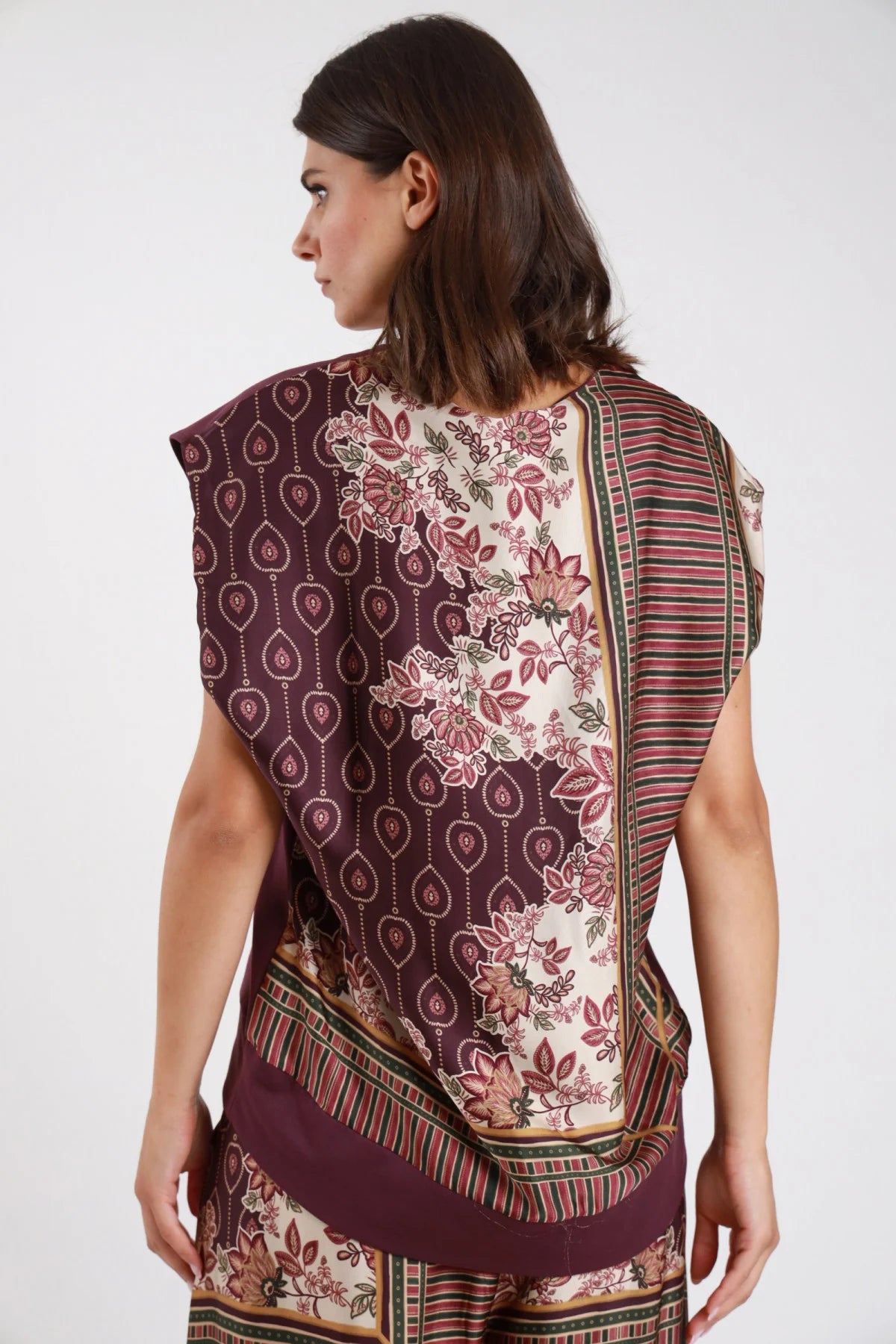 Top smanicato bordeaux - modella vista posteriore retro foulard patchwork floreale bordeaux panna