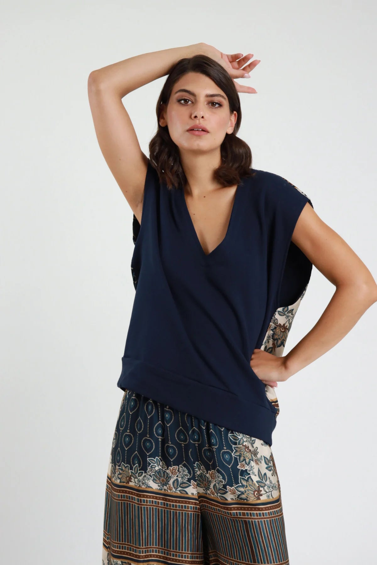 Top smanicato felpa blu navy scollo V - modella vista frontale con pantalone palazzo fantasia foulard blu