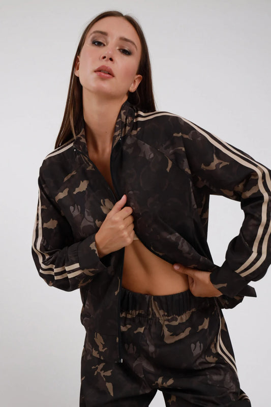 Felpa Mimetica zip full camouflage botanica khaki nero bande doppia striscia beige maniche colletto stand-up busto frontale 3/4 mano zip aperta - modella busto frontale 3/4 mano zip sguardo frontale capelli castani bagnati sfondo bianco pantalone mimetico coordinato