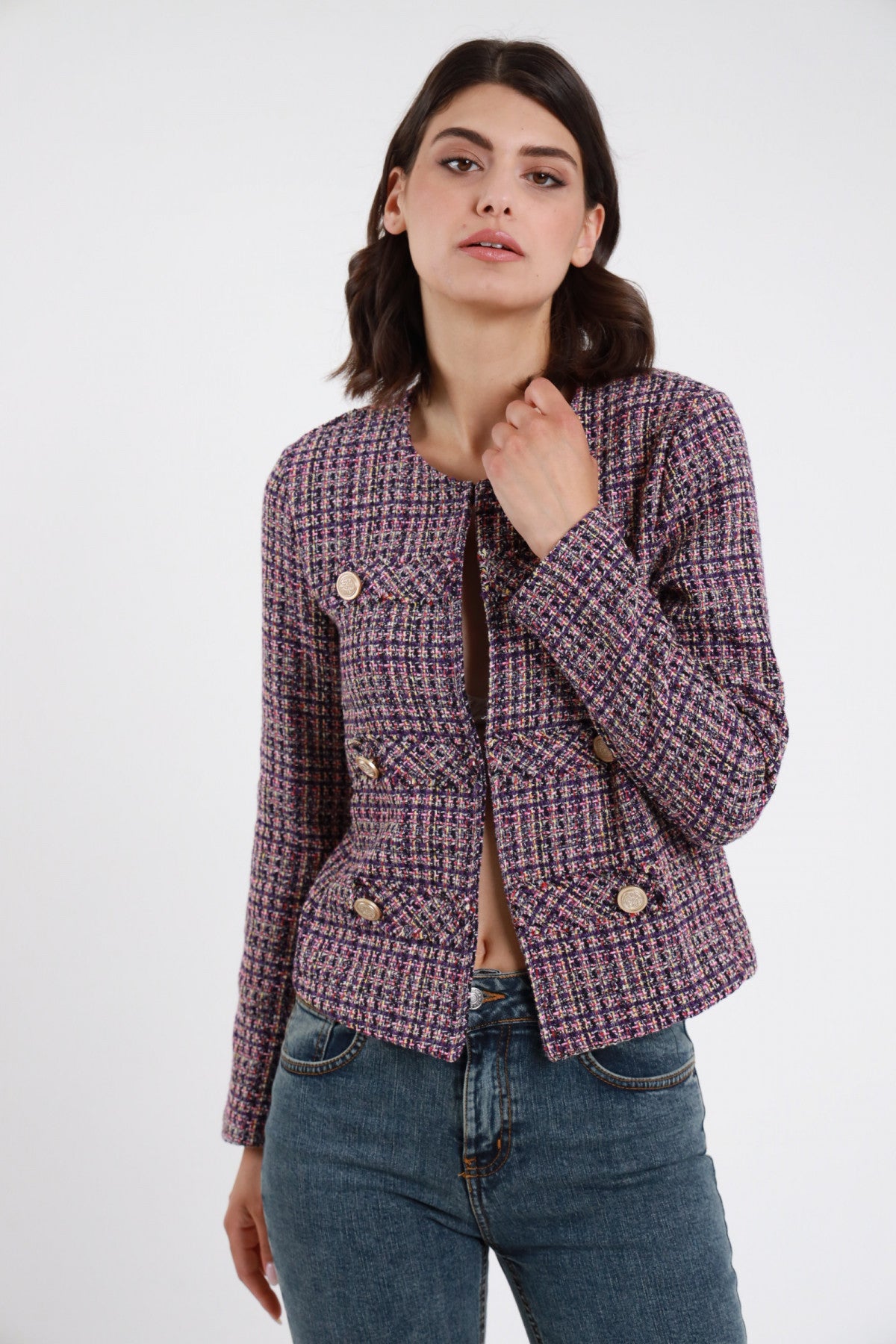 Giacca tweed bouclé bordeaux rosa cipria donna Susy Mix – bottoni gioiello dorati vista frontale aperta con jeans denim