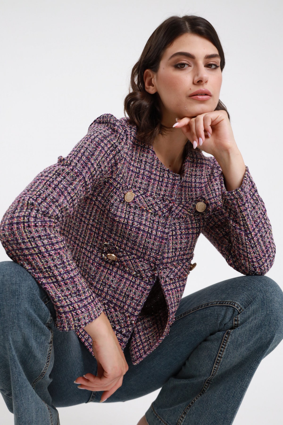 Giacca tweed bouclé bordeaux rosa cipria donna Susy Mix – bottoni gioiello dorati vista seduta con jeans denim