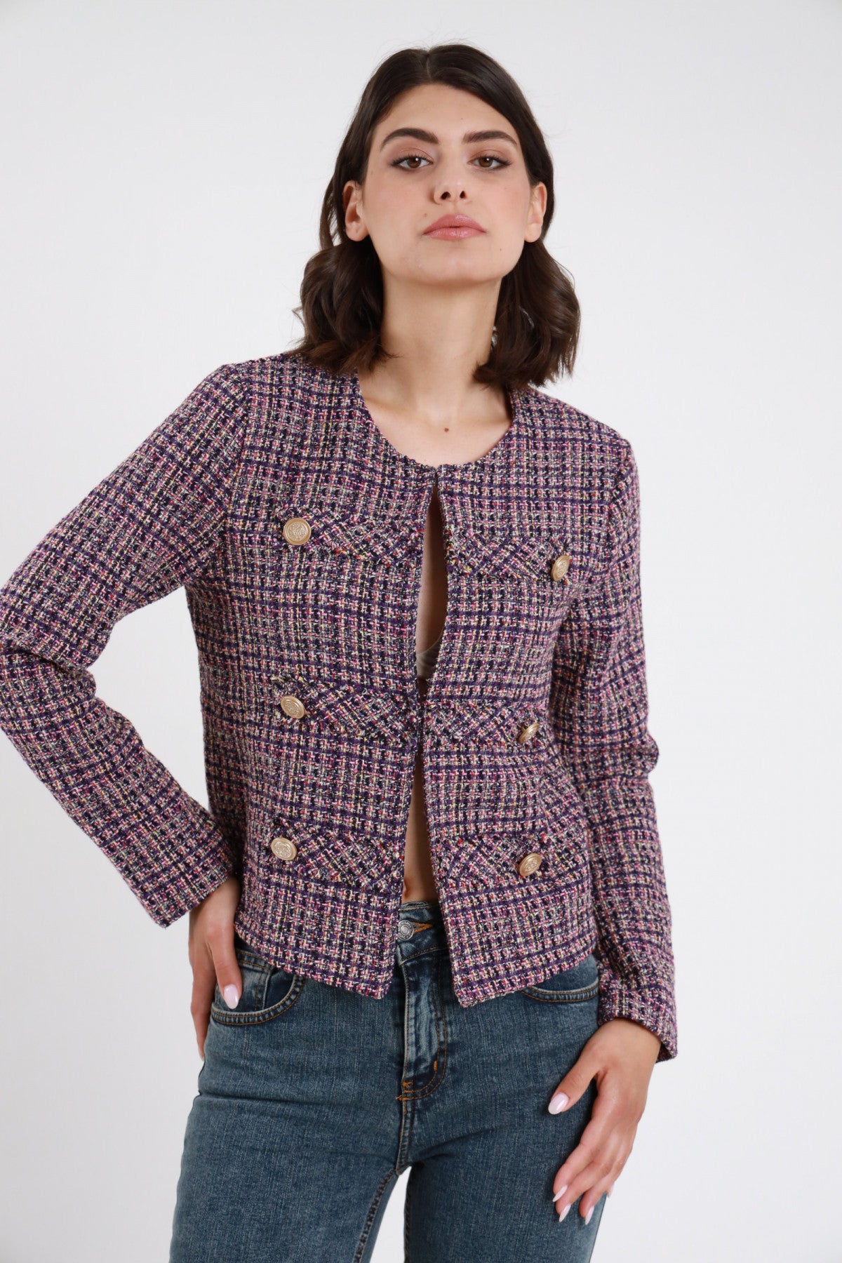 Giacca tweed bouclé bordeaux rosa cipria donna Susy Mix – bottoni gioiello dorati vista frontale con jeans denim