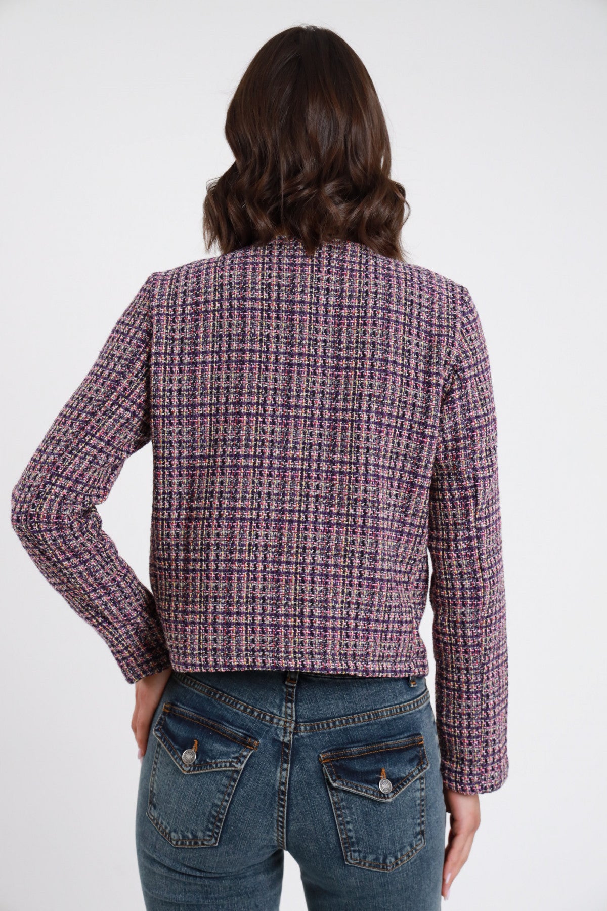 Giacca tweed bouclé bordeaux rosa cipria donna Susy Mix – vista posteriore tasche a toppa con jeans denim