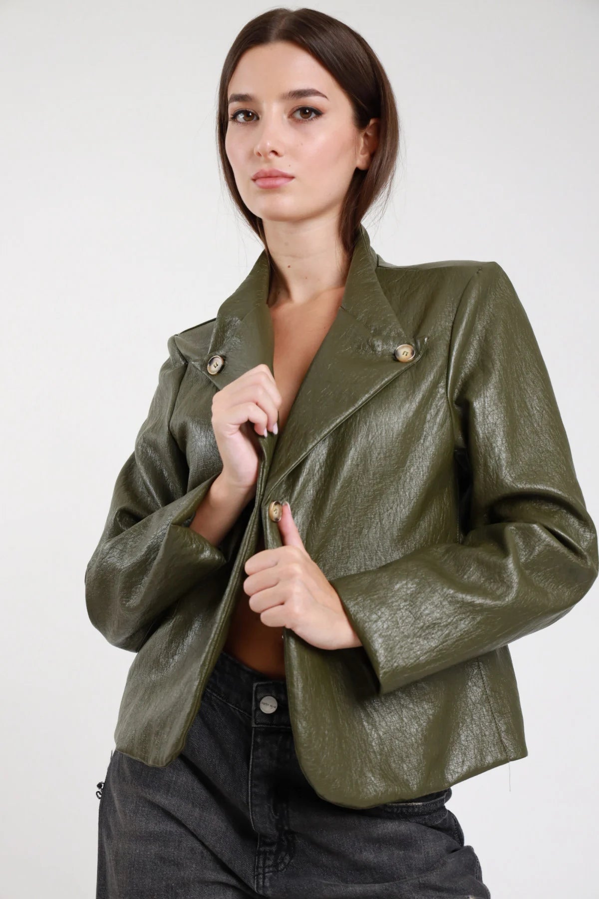 Blazer crop ecopelle verde militare con bottoni dorati - vista frontale modella