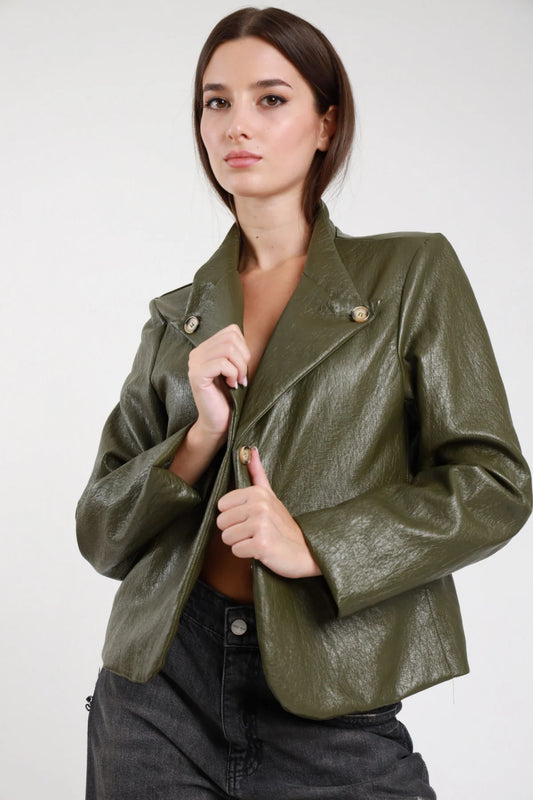 Blazer crop ecopelle verde militare con bottoni dorati - vista frontale modella