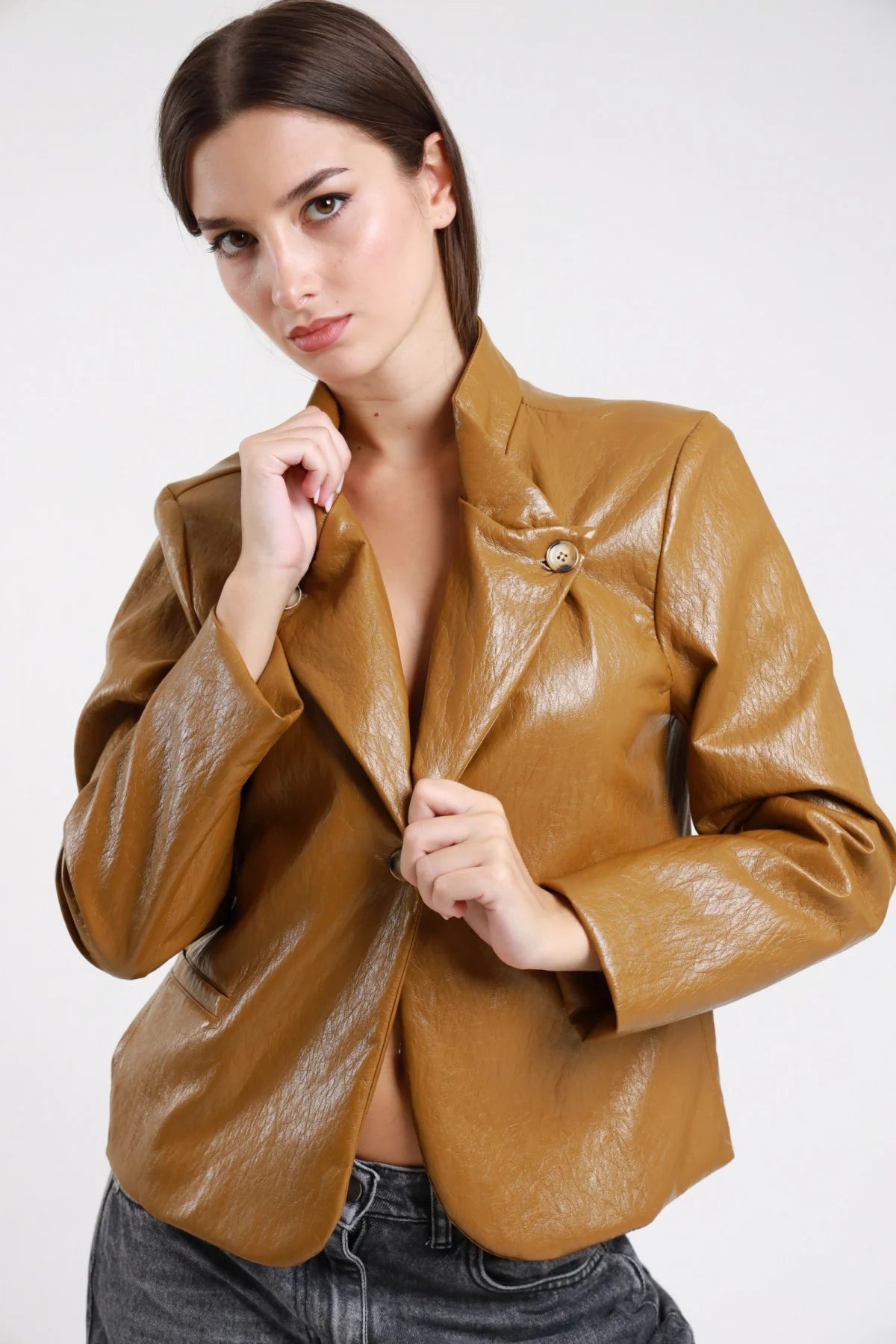 Blazer crop ecopelle cammello con bottoni dorati - modella vista frontale