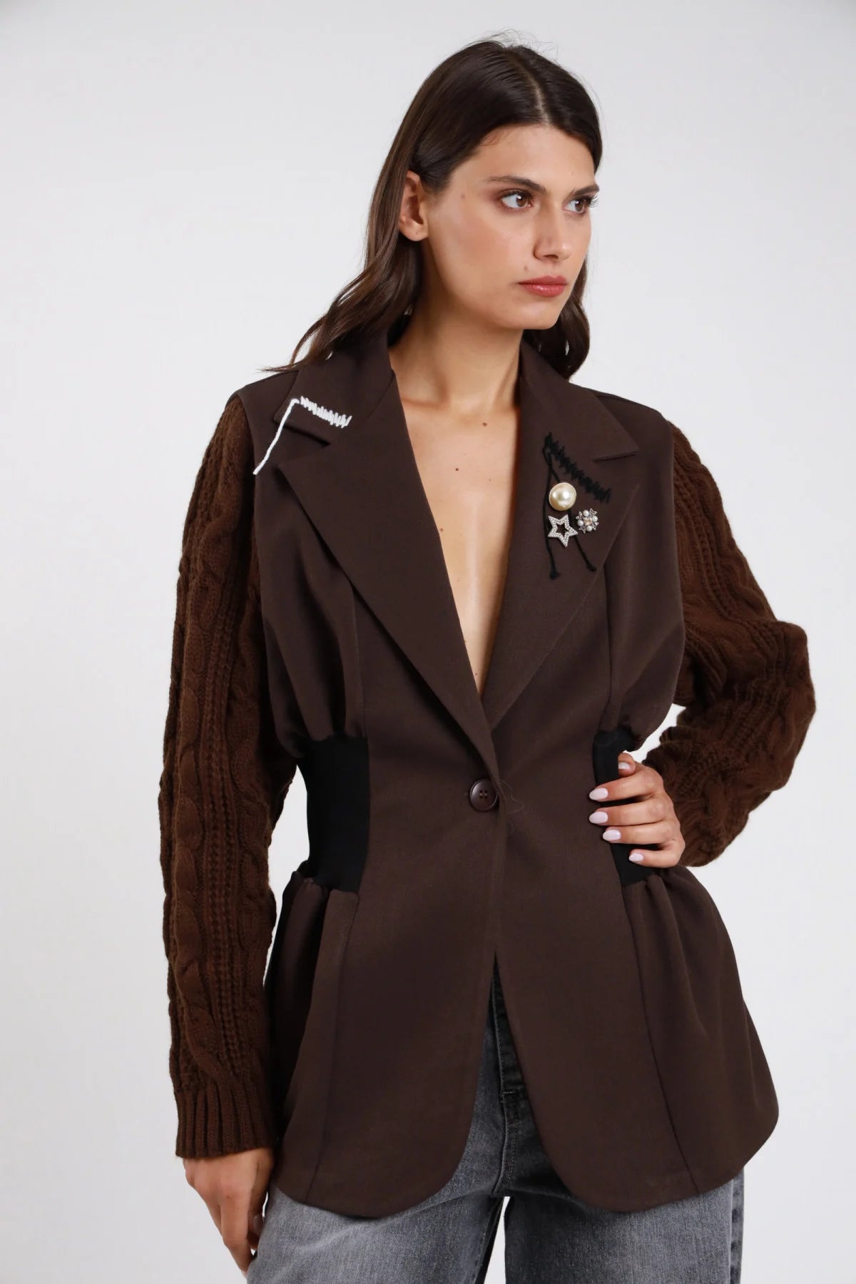Blazer sartoriale grigio ardesia maniche maglia trecce revers sciallato spilla gioiello perla stella strass epaulette ricamo contrasto dettaglio frontale busto mano colletto - modella dettaglio frontale busto mano colletto sguardo alto capelli castani medi sfondo bianco gonna nera