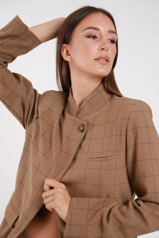 Blazer quadri windowpane camel tabacco - modella busto primo piano dettaglio collo coreana asimmetrico e bottone gioiello dorato