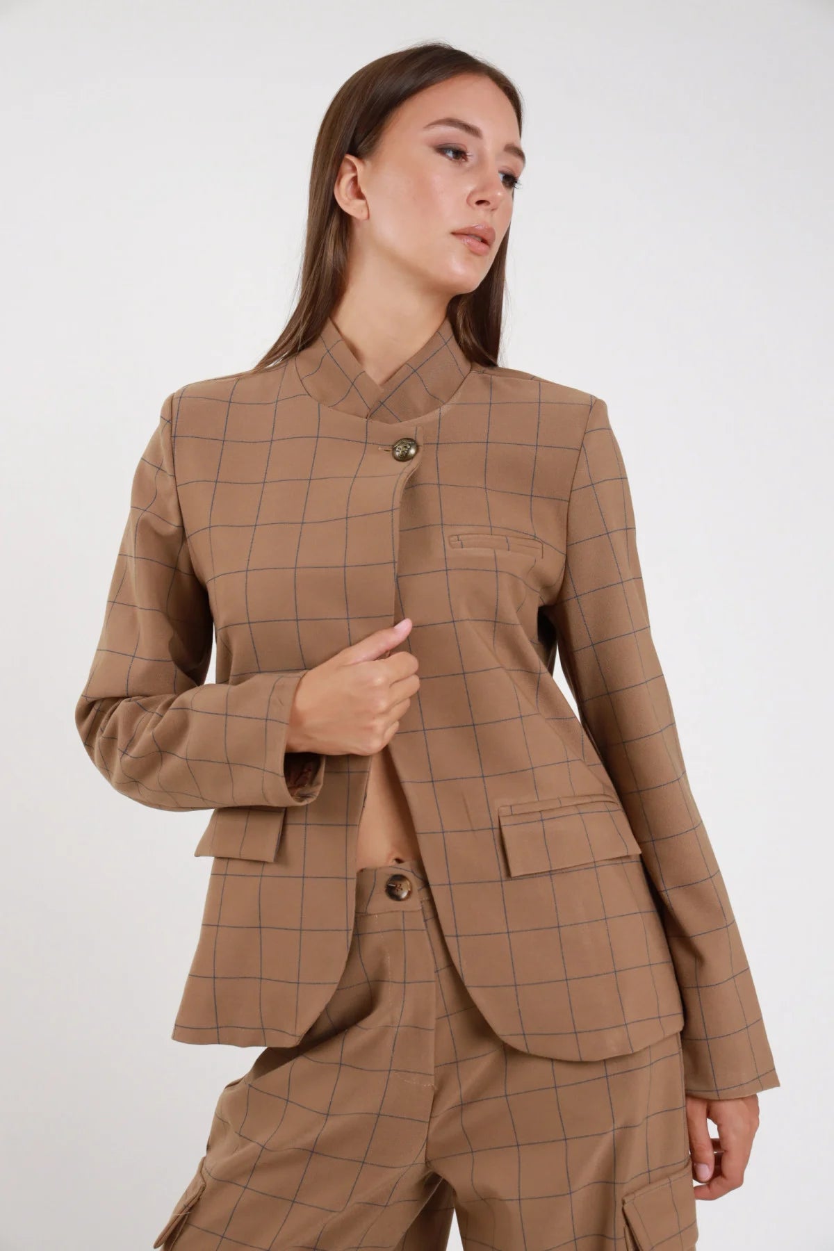 Blazer quadri camel blu navy sartoriale - modella busto tre quarti frontale chiuso con pantalone cargo quadri coordinato