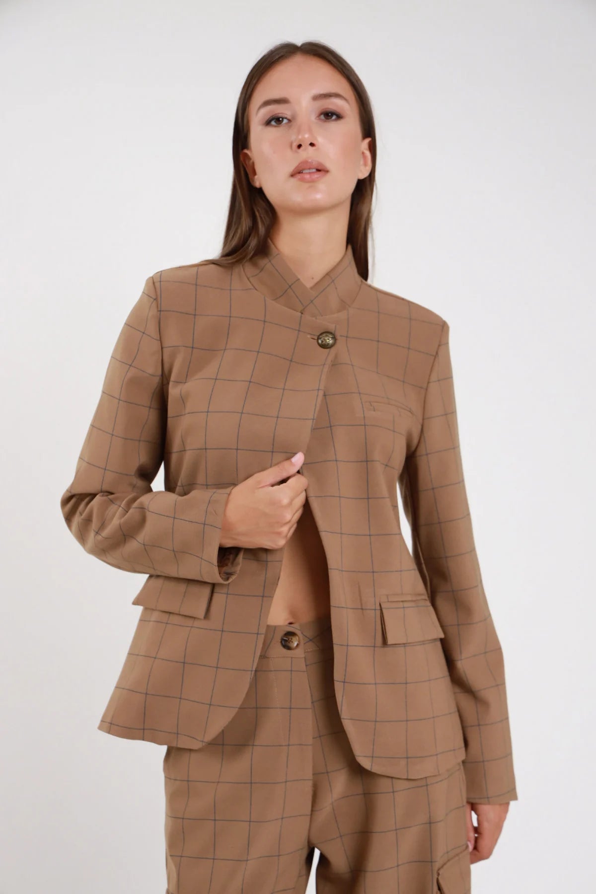 Blazer quadri windowpane camel - modella busto frontale aperto dettaglio tasca petto filetto e tasche pattina bottoni dorati