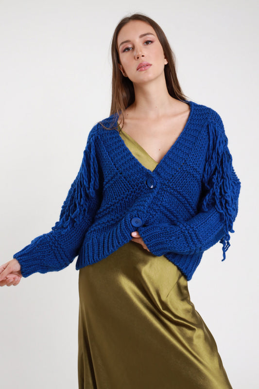 Cardigan frange oversize donna blu elettrico Susy Mix – vista frontale con gonna satinata verde