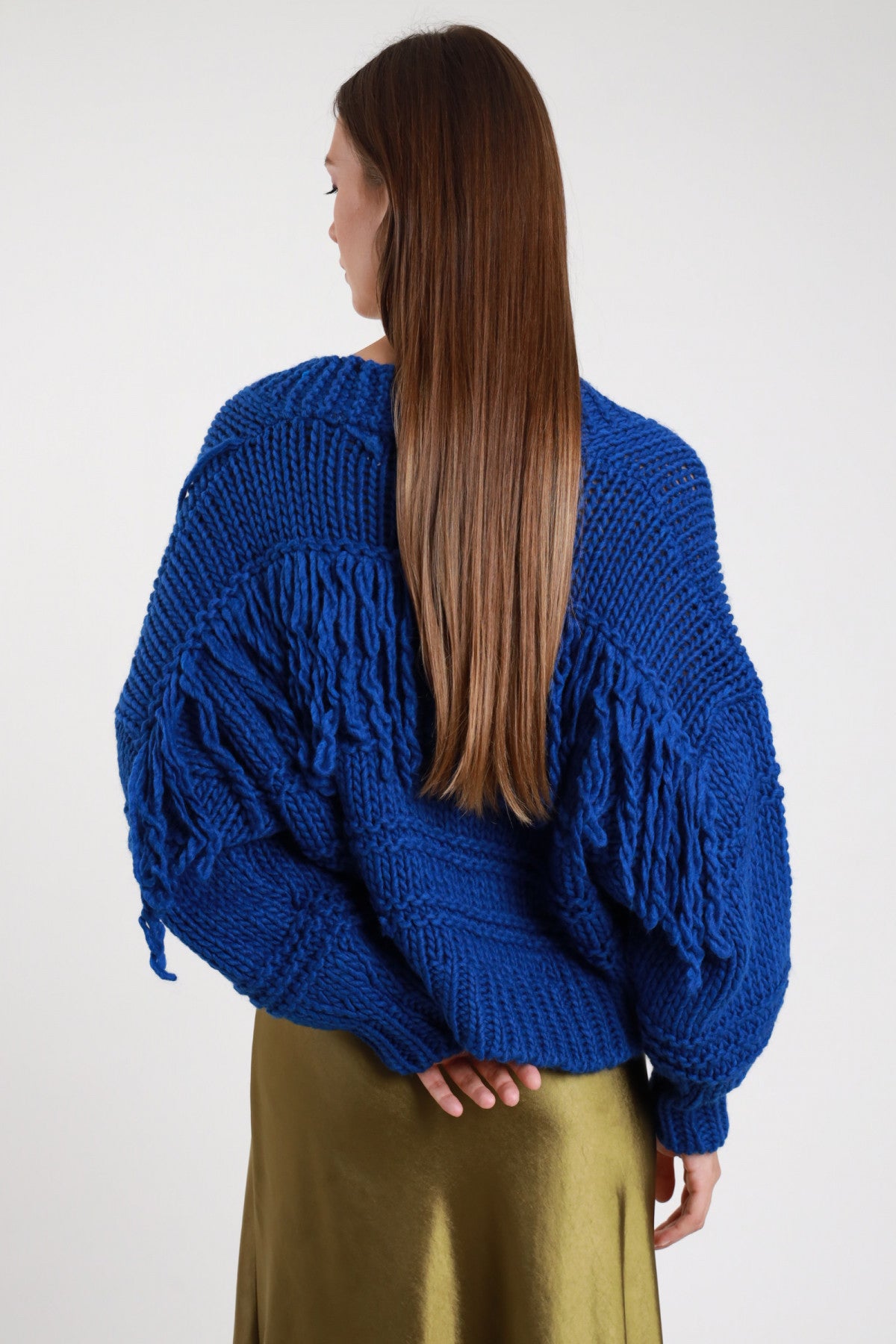 Cardigan frange oversize donna blu elettrico Susy Mix – vista posteriore con gonna satinata verde