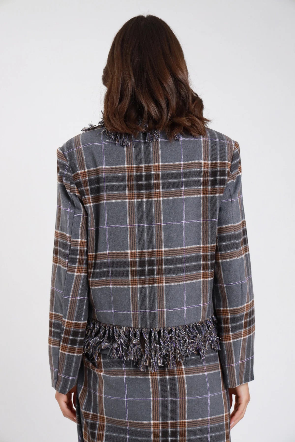 Giacca check tartan grigio antracite marrone donna boxy cropped frange multifilo fondo spalle strutturate maniche lunghe polsino - vista posteriore intera con gonna check coordinata