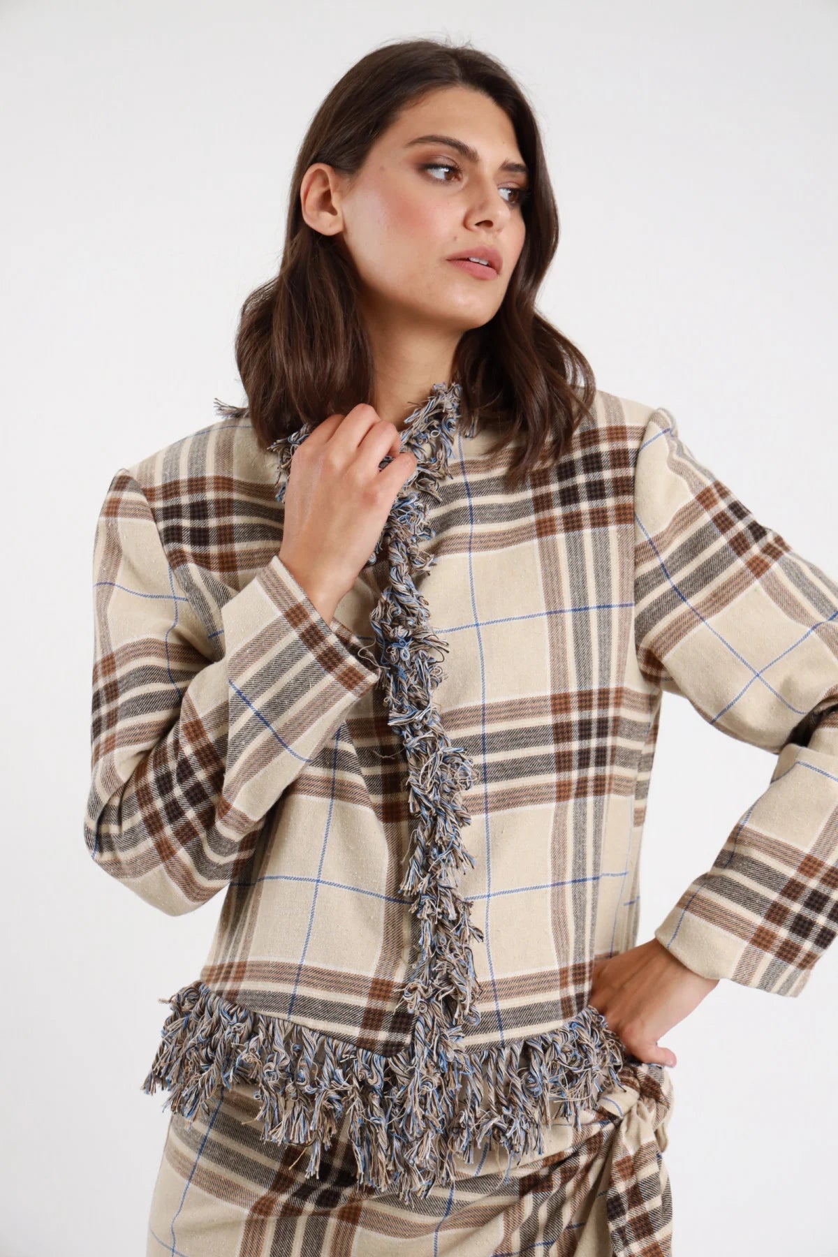 Giacca check tartan beige panna marrone righe blu donna boxy cropped frange multifilo bordo frontale V fondo spalle padded - dettaglio frontale mezzo busto mano al collo con pantaloni check coordinati