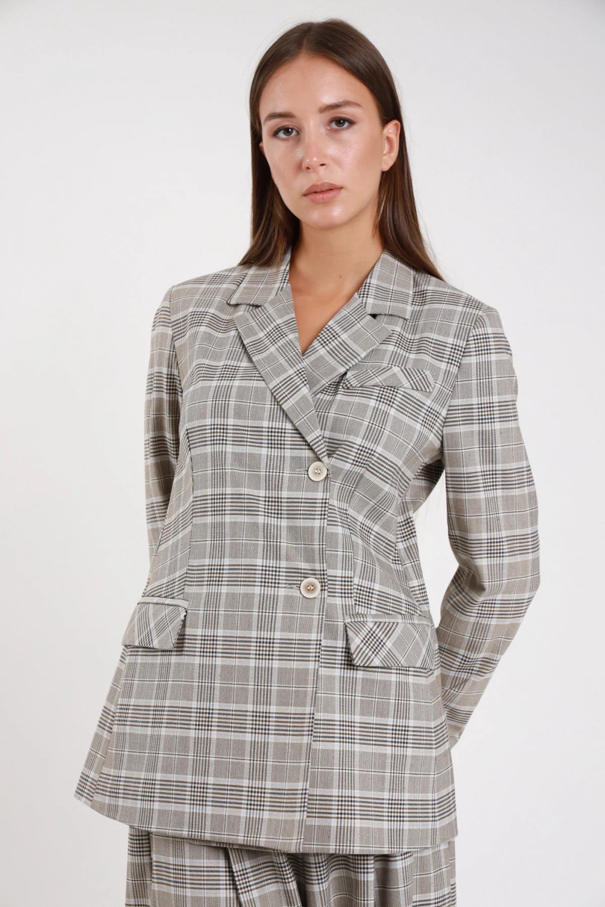 Blazer check principe di galles grigio beige oversize - modella busto tre quarti frontale chiuso con gonna check coordinata