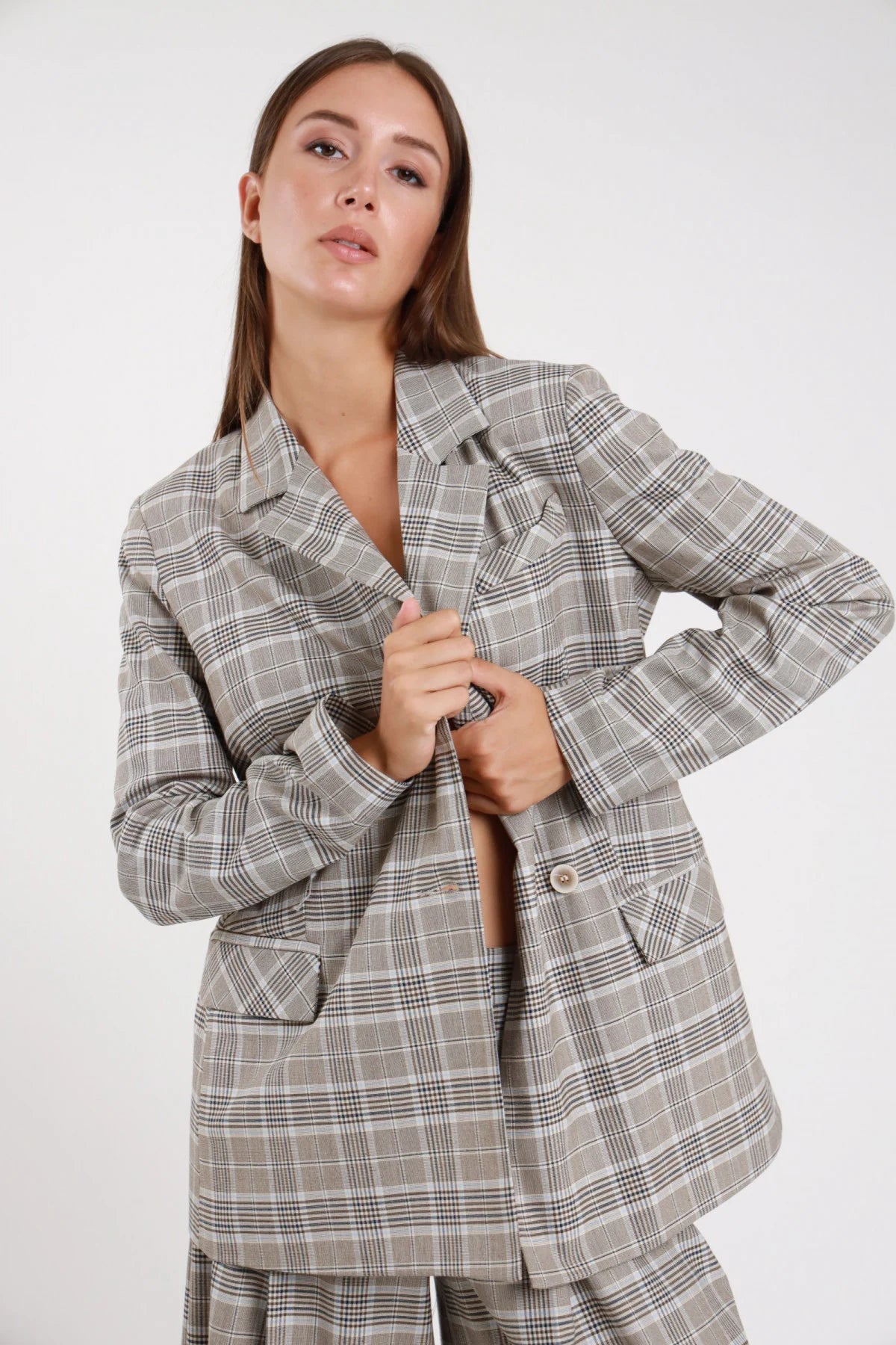 Blazer check principe di galles oversize - modella busto frontale aperto dettaglio revers ampi e bottoni madreperla