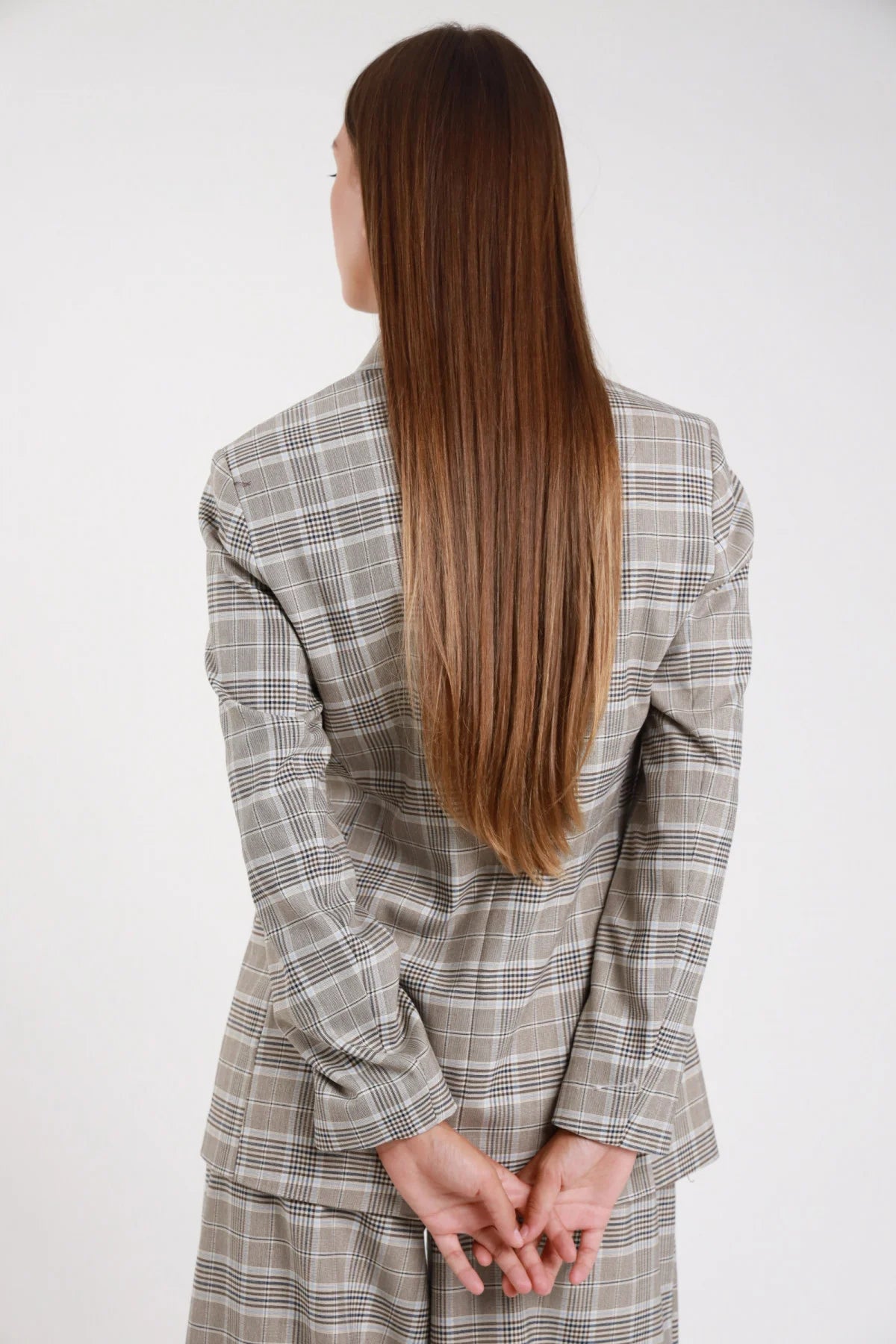 Blazer check principe di galles grigio - modella vista posteriore intera con gonna check coordinata