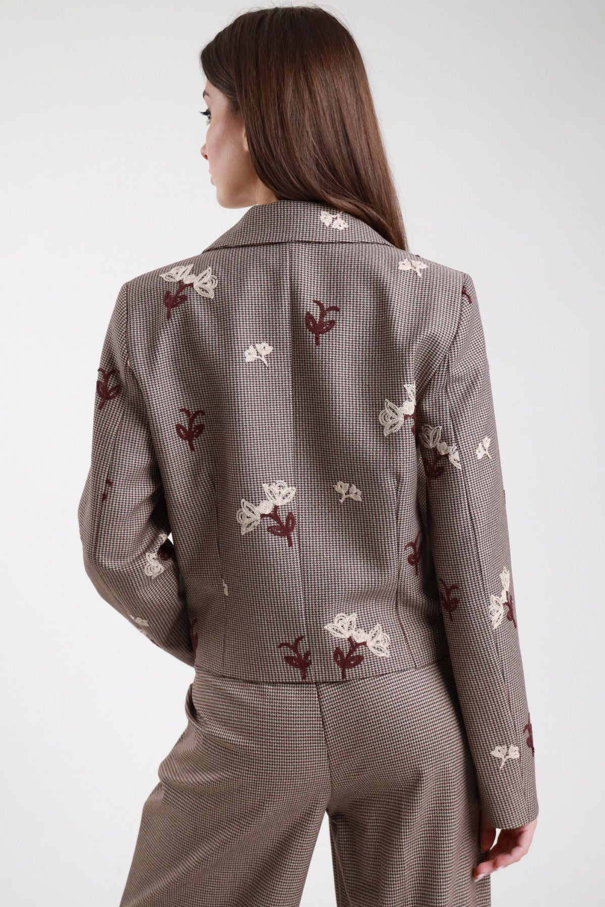 Blazer check ricamato bordeaux panna - modella vista posteriore ricami floreali su tessuto check
