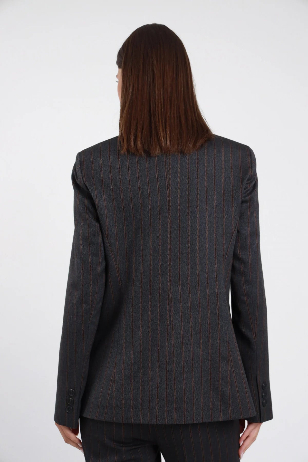 Blazer doppiopetto gessato Susy Mix Pre-Fall grigio antracite pinstripe bordeaux spalle strutturate spacchetto polsino retro liscio cuciture sartoriali semi-fitted posteriore intera - modella posteriore intera capelli scuri lisci sfondo bianco pantalone gessato coordinato stesso tessuto tailleur abbinato