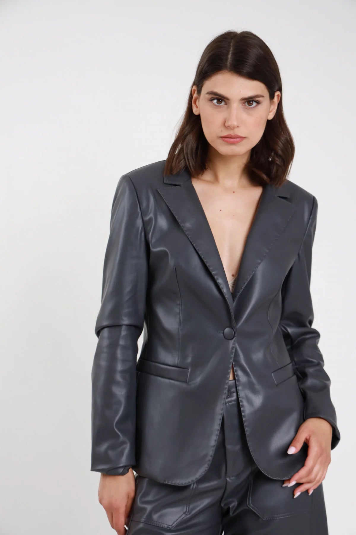 Blazer ecopelle donna grigio antracite con impunture - vista frontale
