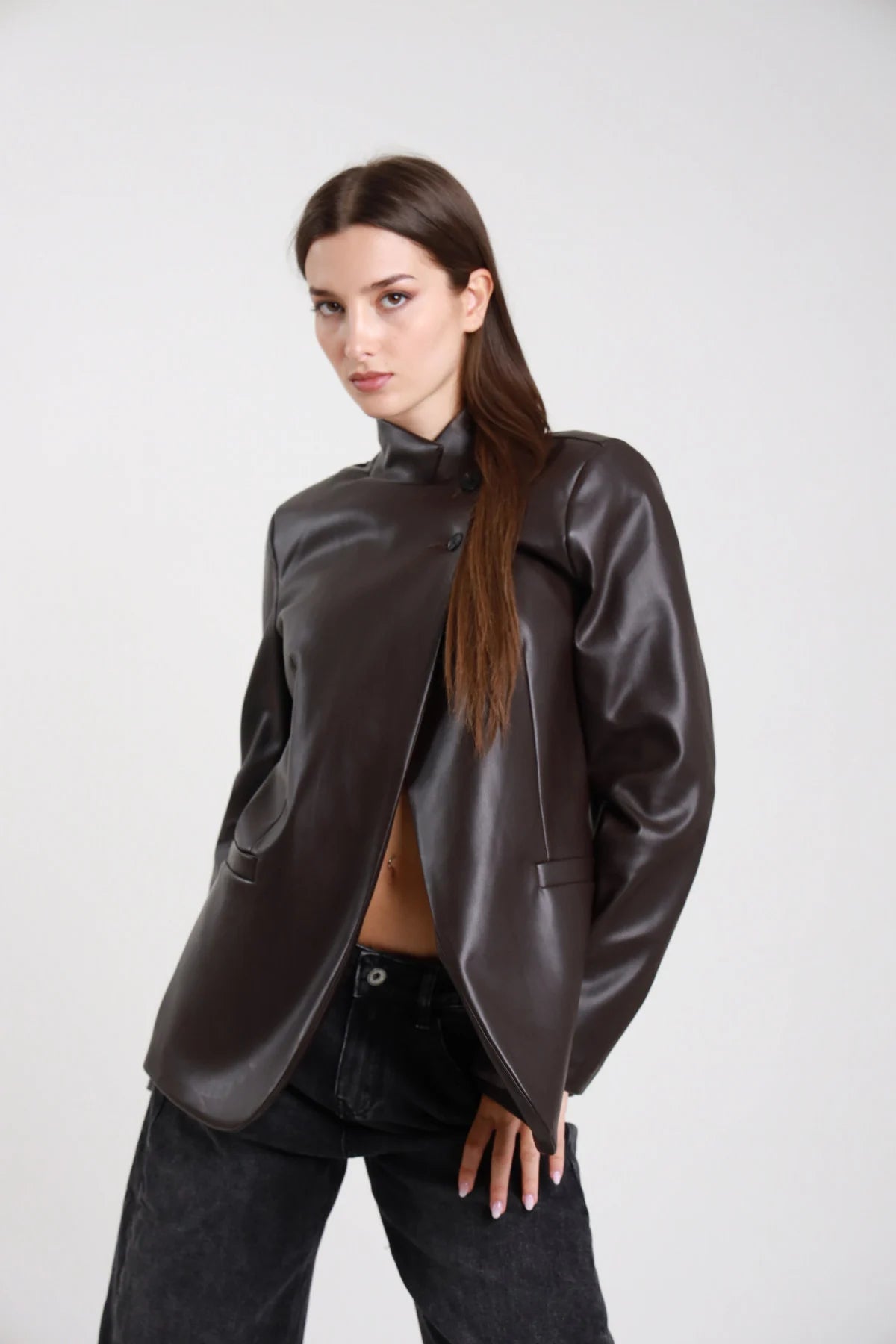 Blazer ecopelle marrone cioccolato donna chiusura asimmetrica - look con jeans neri e top beige