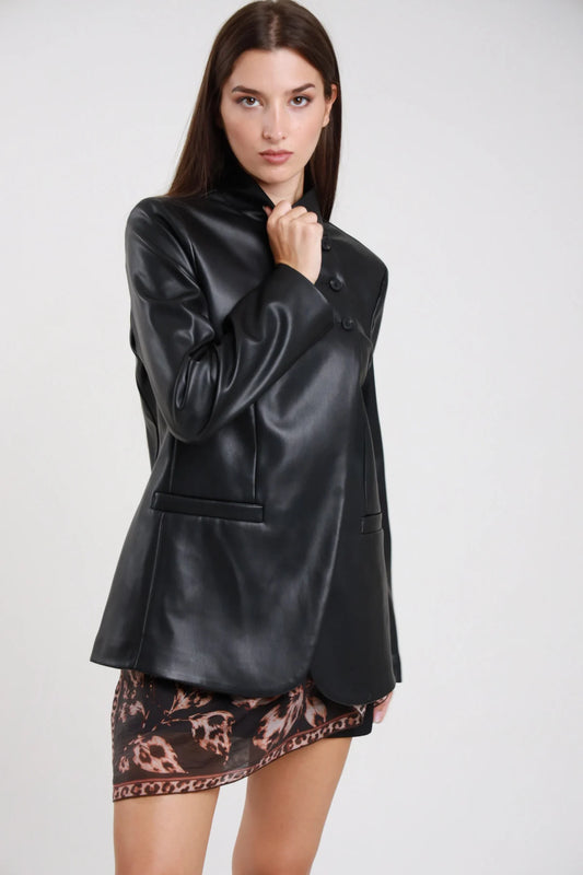 Blazer ecopelle nera donna chiusura asimmetrica - vista frontale con colletto coreano e gonna animalier