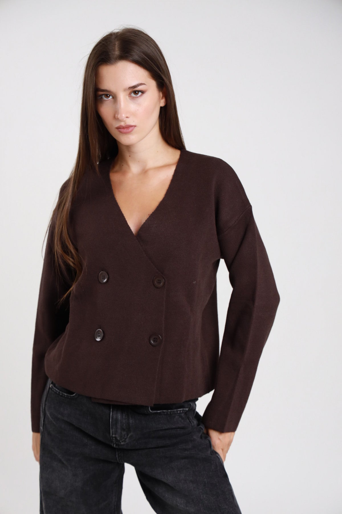 Cardigan doppiopetto marrone cioccolato con bottoni - vista frontale