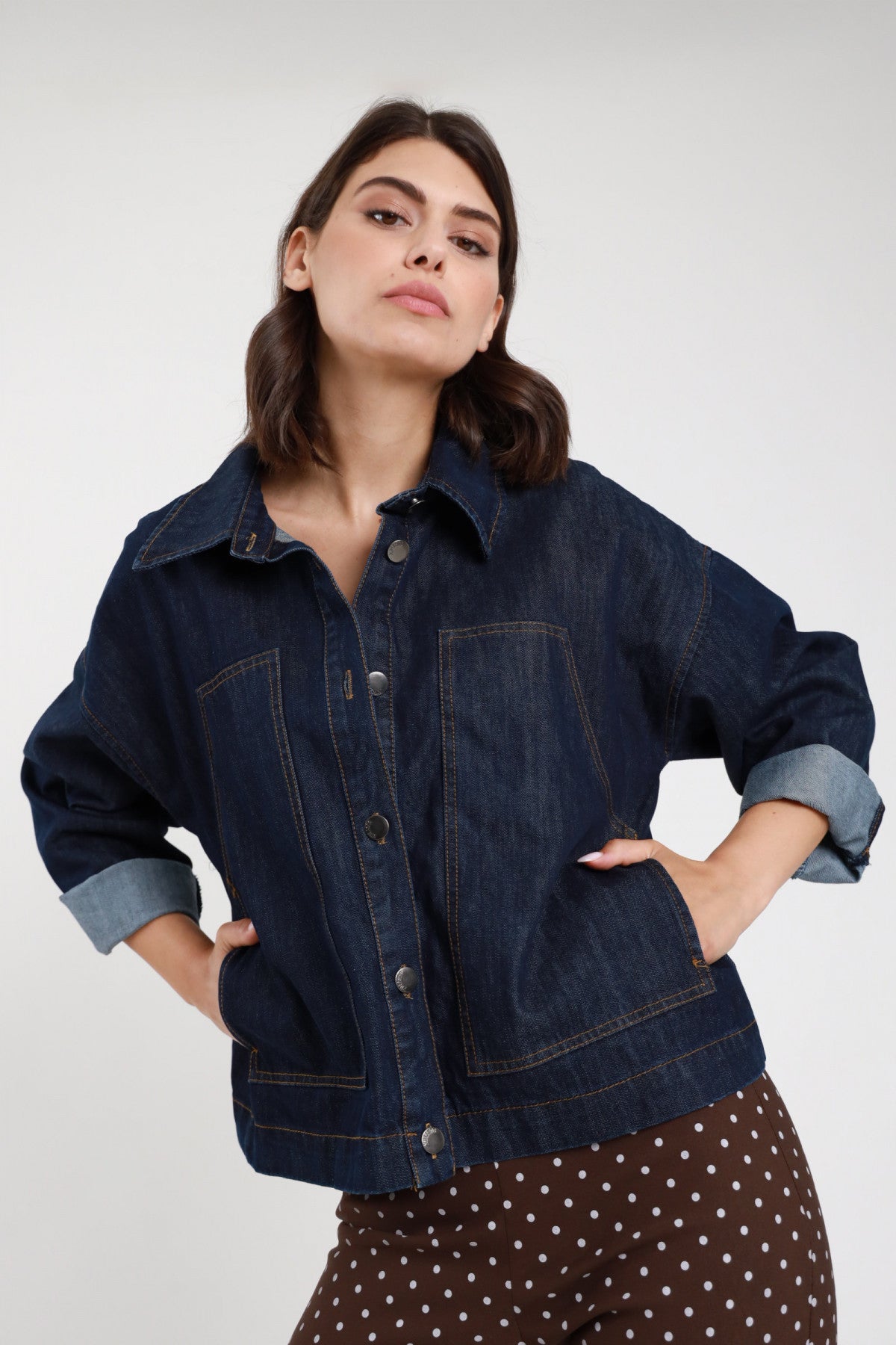 Giacchina jeans denim blu scuro oversize donna Susy Mix – colletto camicia vista frontale con pantaloni pois marrone