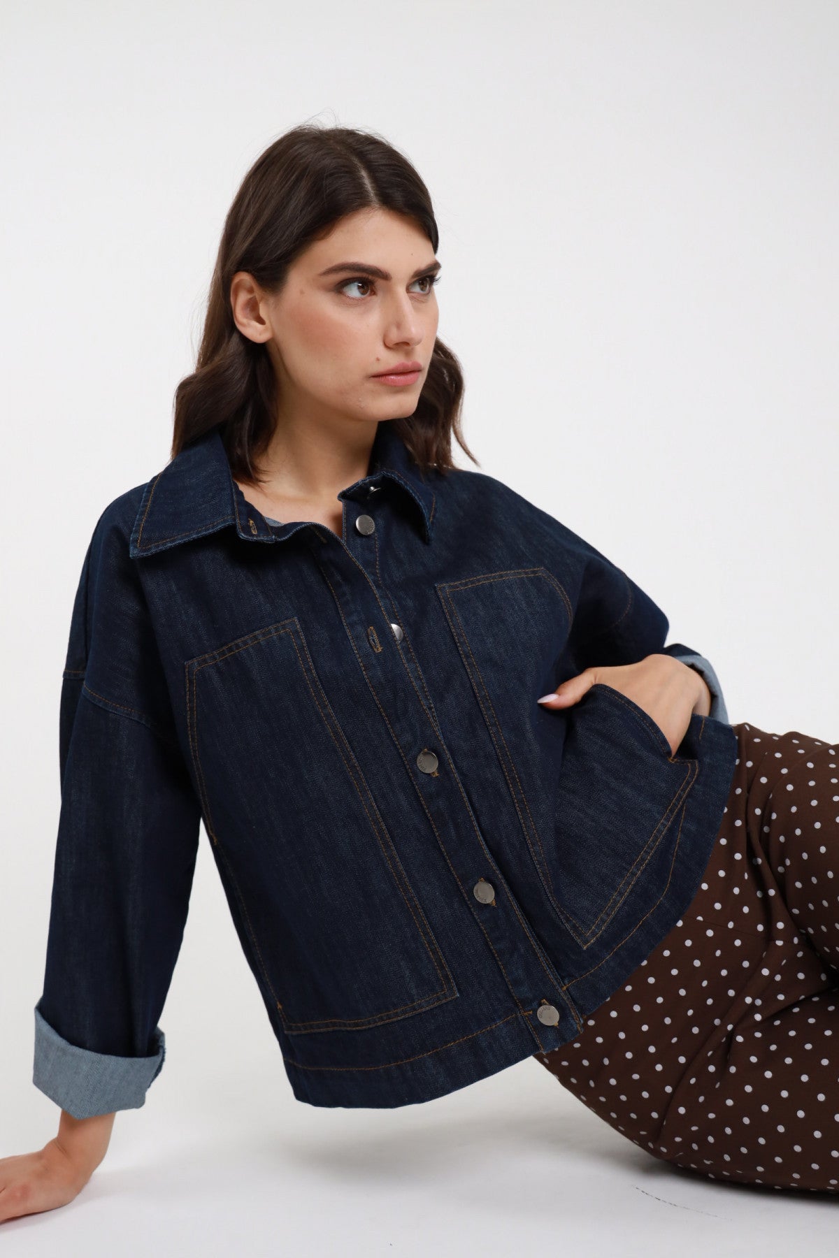 Giacchina jeans denim blu scuro oversize donna Susy Mix – vista seduta a terra con pantaloni pois marrone