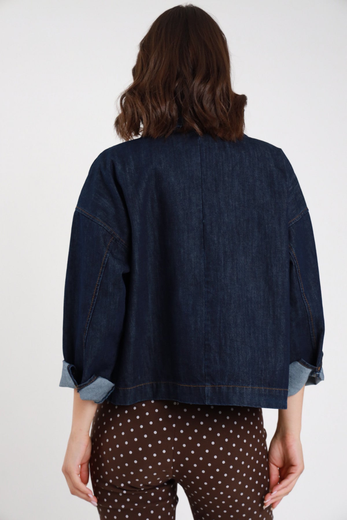 Giacchina jeans denim blu scuro oversize donna Susy Mix – vista posteriore polsini rovesciati con pantaloni pois marrone