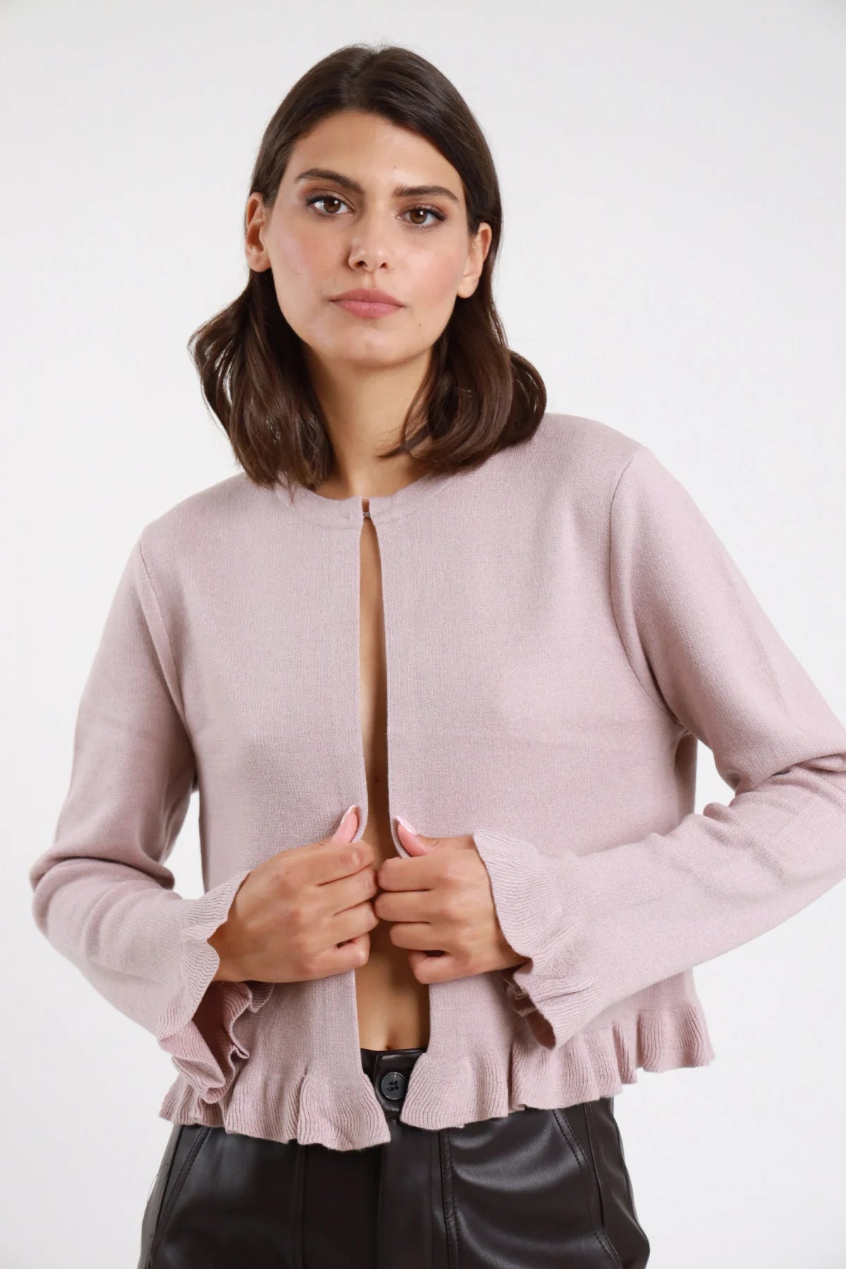 Giacchino gale maglia boucle bordeaux carminio frontale seduta laterale mano apertura girocollo manica lunga polsino volant balza orlo peplum crop jeans grigi - modella frontale seduta laterale sguardo camera capelli neri lisci jeans grigi