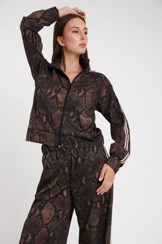 Bomber zip animalier pitone marrone donna - vista frontale con bande laterali beige e pantalone coordinato