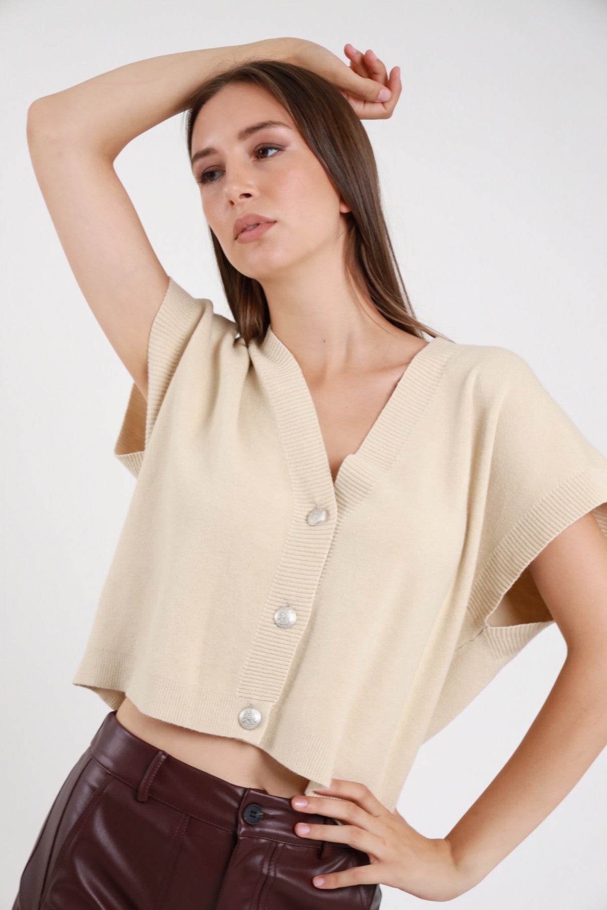 Gilet maglia panna scollo a V bottoni argentati donna Susy Mix – vista laterale con pantaloni bordeaux