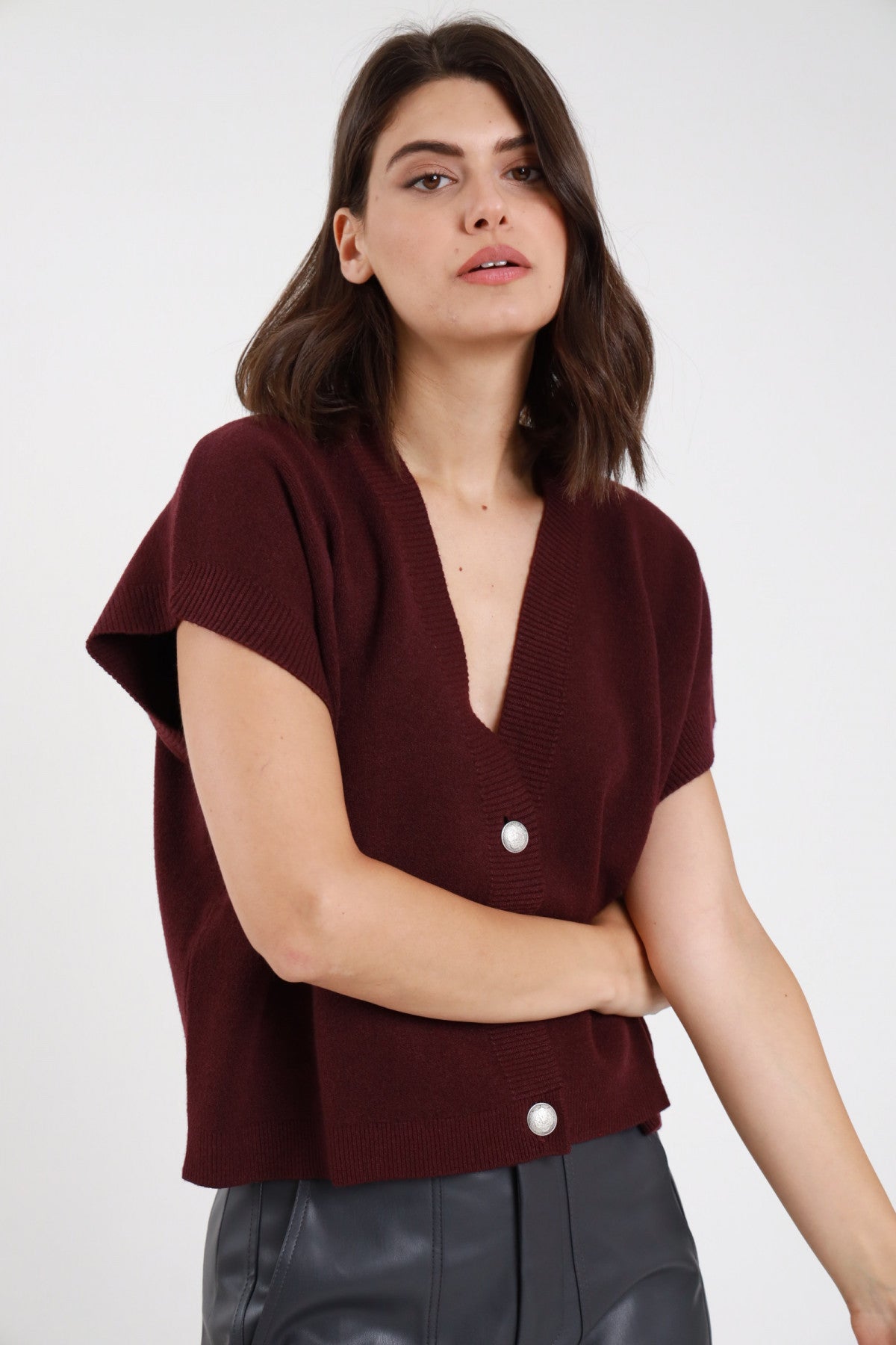 Gilet maglia bordeaux scollo a V bottoni argentati donna Susy Mix – vista frontale con gonna in pelle grigia