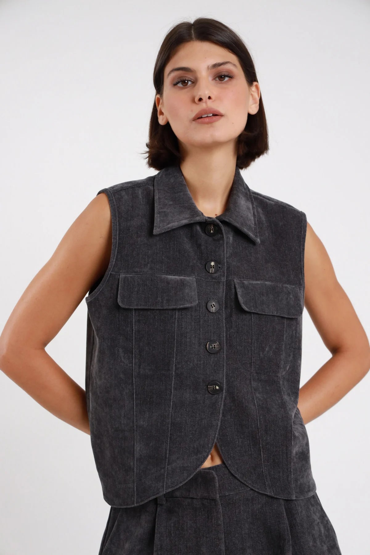 Gilet velluto Susy Mix grigio antracite con colletto e bottoni, vista frontale indossata