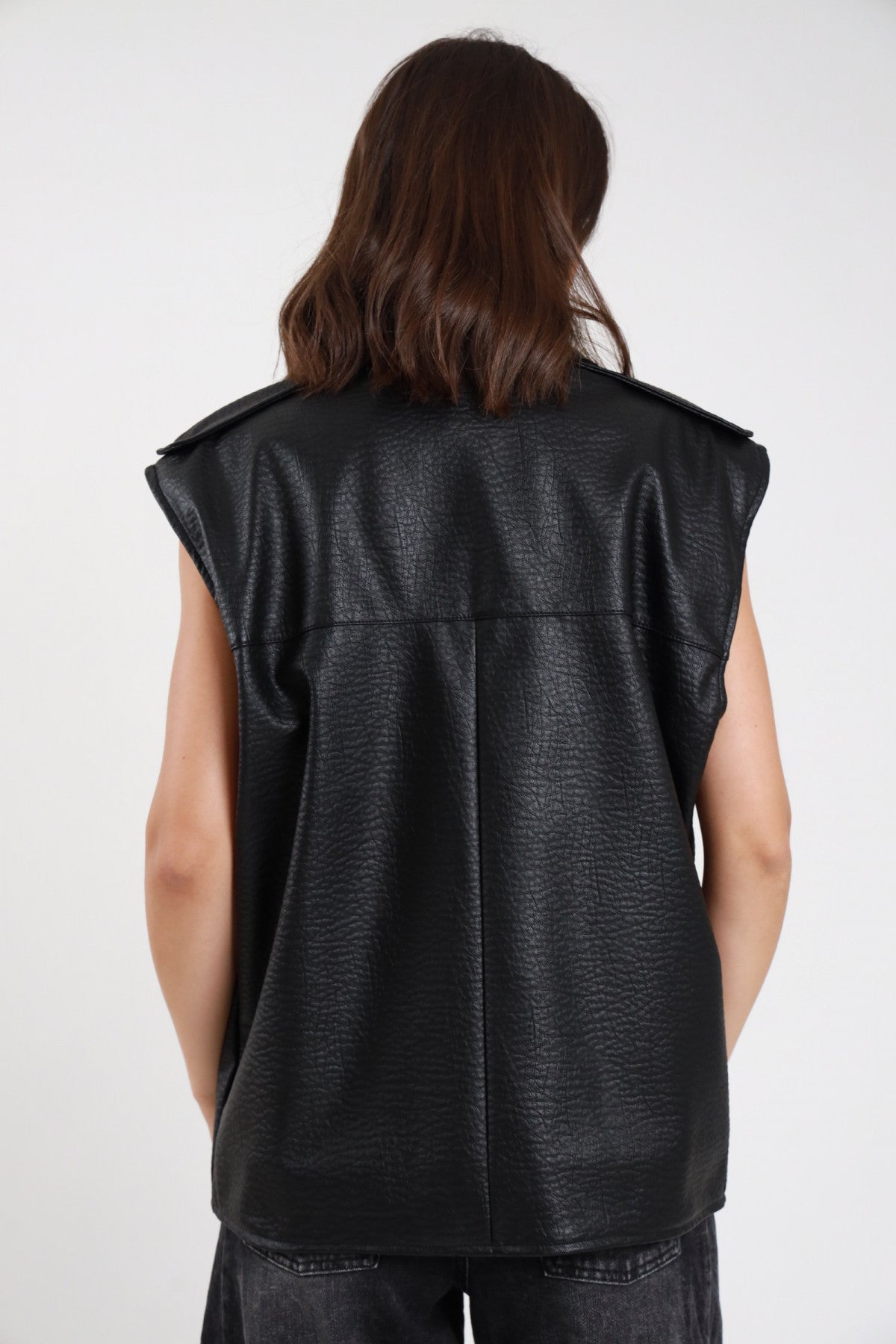 Chiodo smanicato ecopelle nera donna - vista posteriore con texture crinkle e spalle strutturate