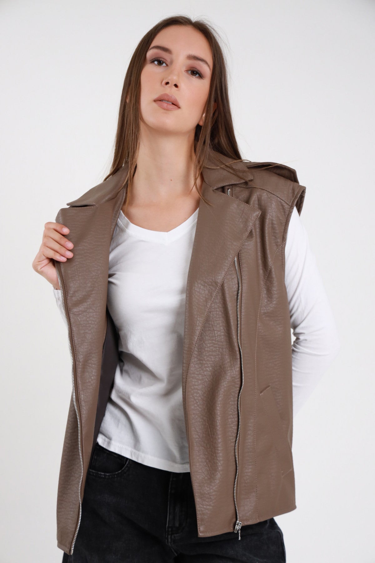 Chiodo smanicato ecopelle tortora taupe donna - vista frontale aperto con t-shirt bianca e jeans neri