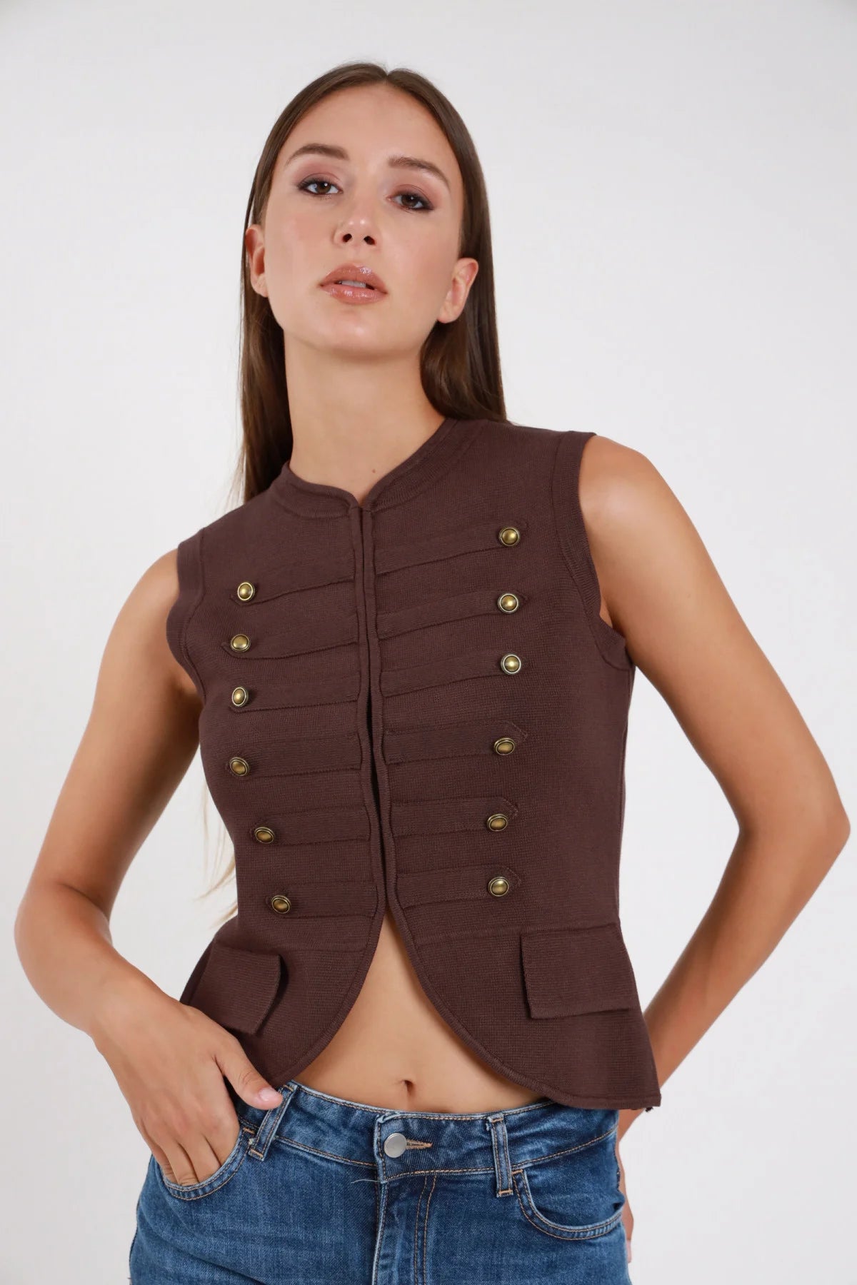 Gilet militare hussard maglia nero bottoni bronzo vintage bande decorative dinamico braccia alzate - modella frontale braccia alzate sguardo basso jeans grigio scuro capelli castani