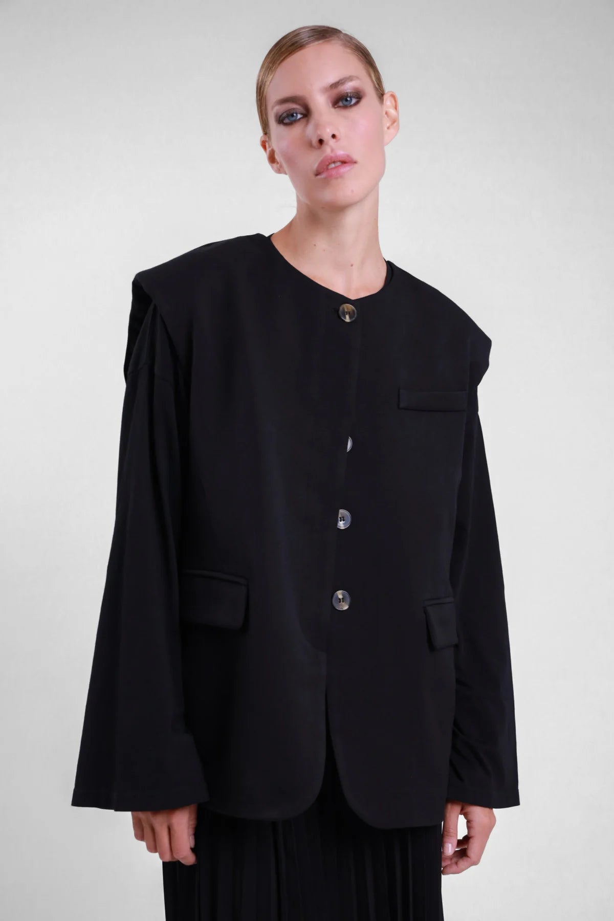 Gilet over Susy Mix nero, vista frontale dello scollo rotondo e del fondo arrotondato