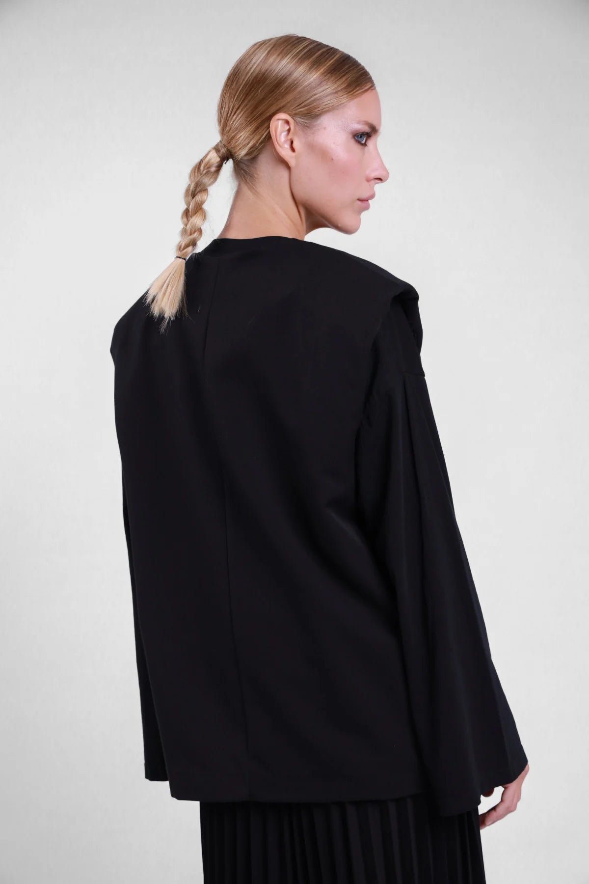 Gilet over Susy Mix nero, vista posteriore della linea ampia sopra una maglia a maniche lunghe
