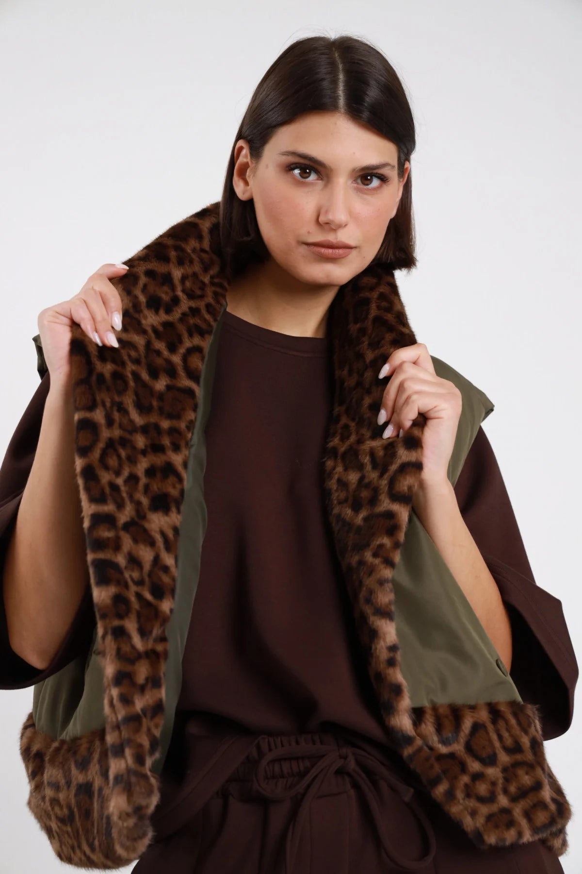 Gilet Susy Mix verde oliva con ecopelliccia animalier, dettaglio del colletto leopardato